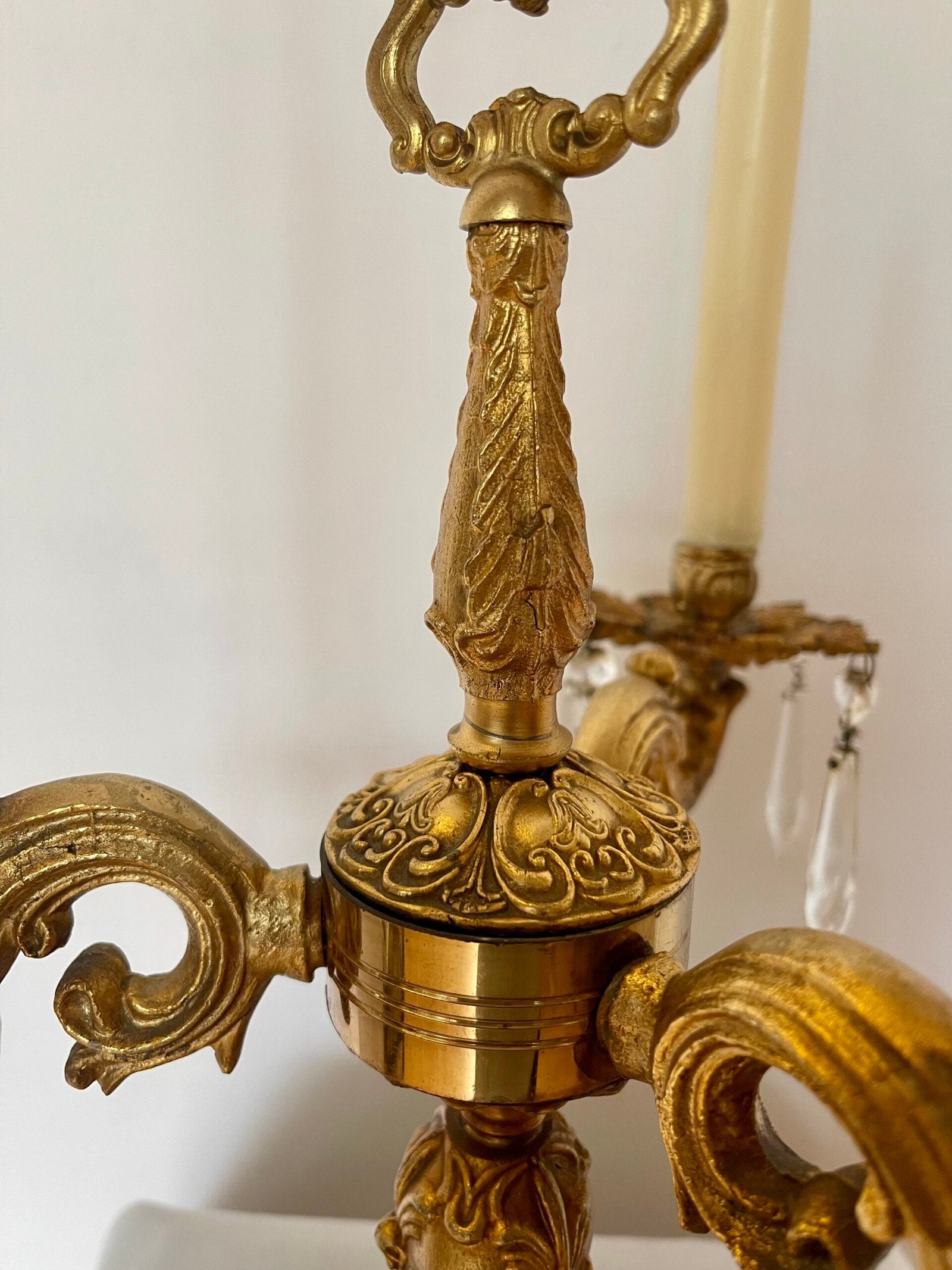 Candelabro in bronzo dorato con pendagli in cristallo