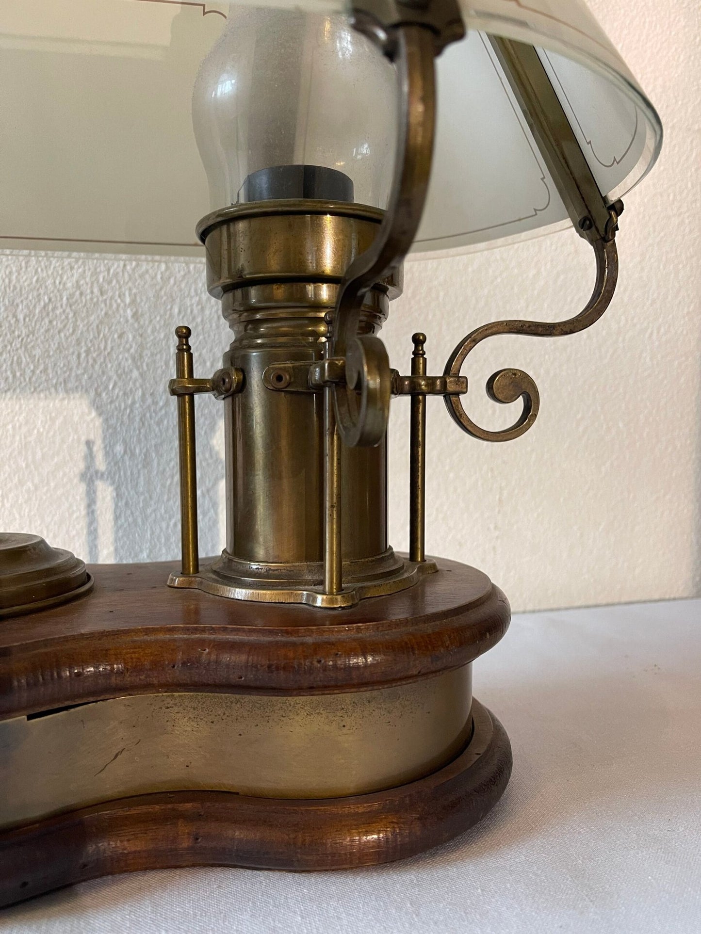 Fotografia da Tavolo "Locomotiva" in Ottone e Legno con Doppia Luce