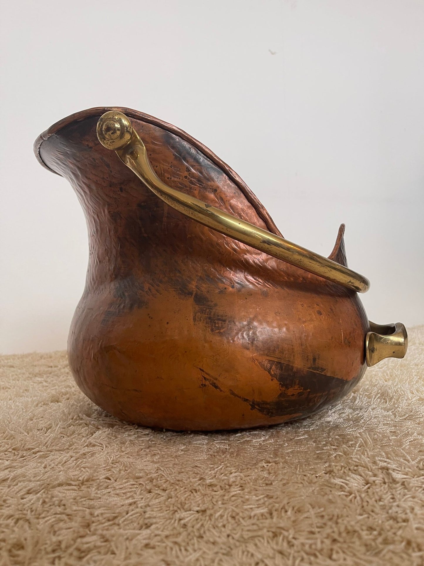 Antico secchio porta carbone in rame martellato con manico in ottone – Stile rustico vintage