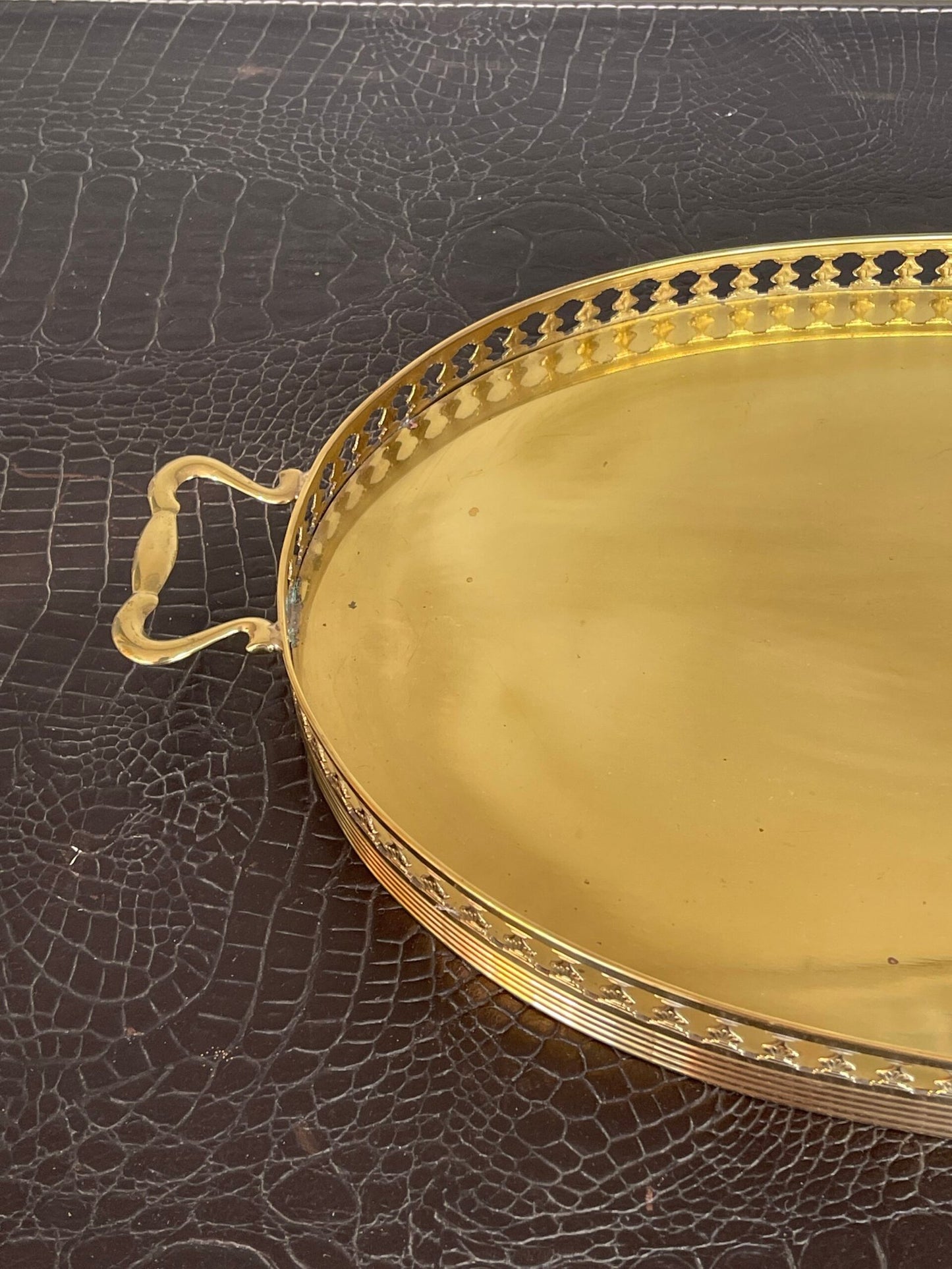 Vassoio Elegante in Metallo Dorato con Bordo Traforato