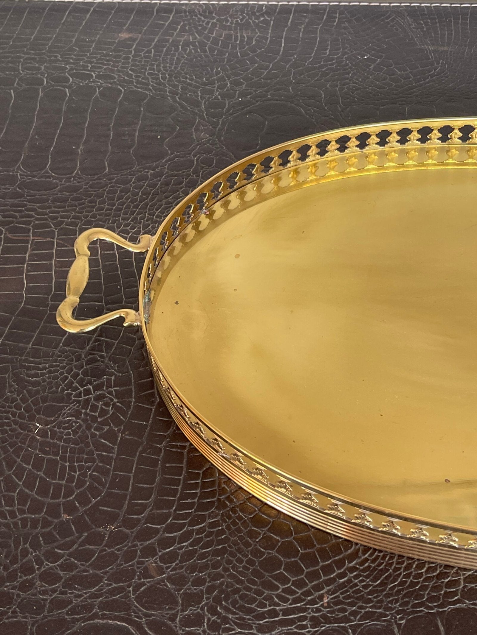 Vassoio Elegante in Metallo Dorato con Bordo Traforato