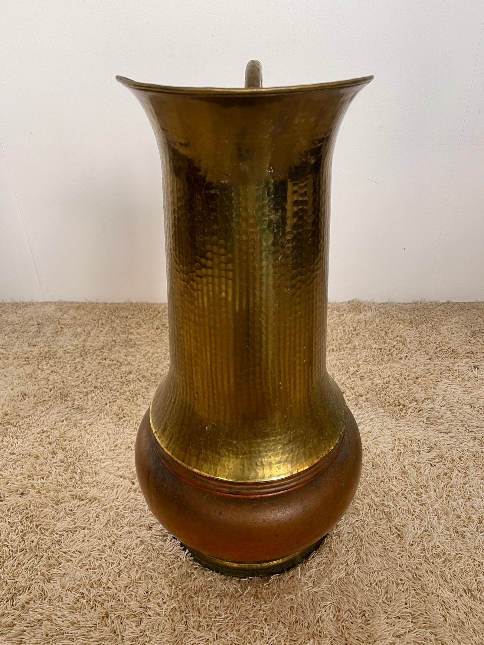 Elegante brocca vintage in ottone martellato – fascino senza tempo