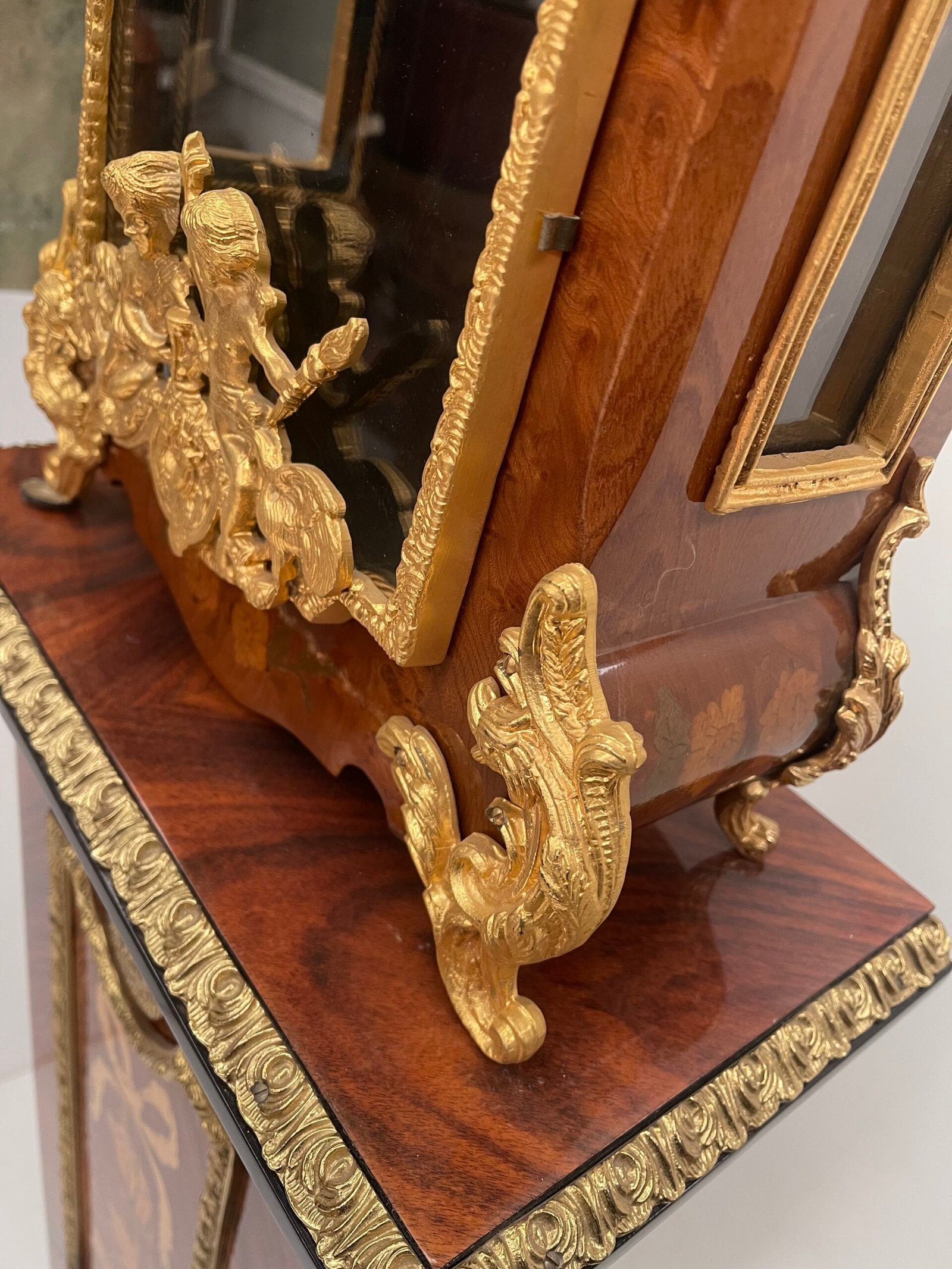 Maestoso Orologio a Colonna Intarsiato con Statua - Stile Luigi XV/Transizione