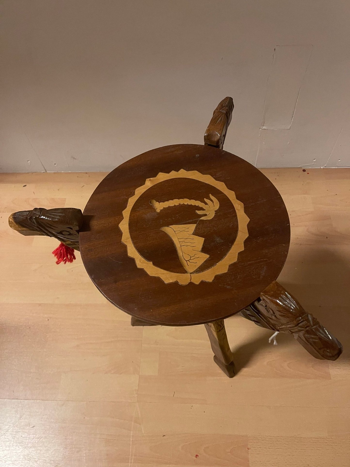 Tavolino Intagliato con Elefanti