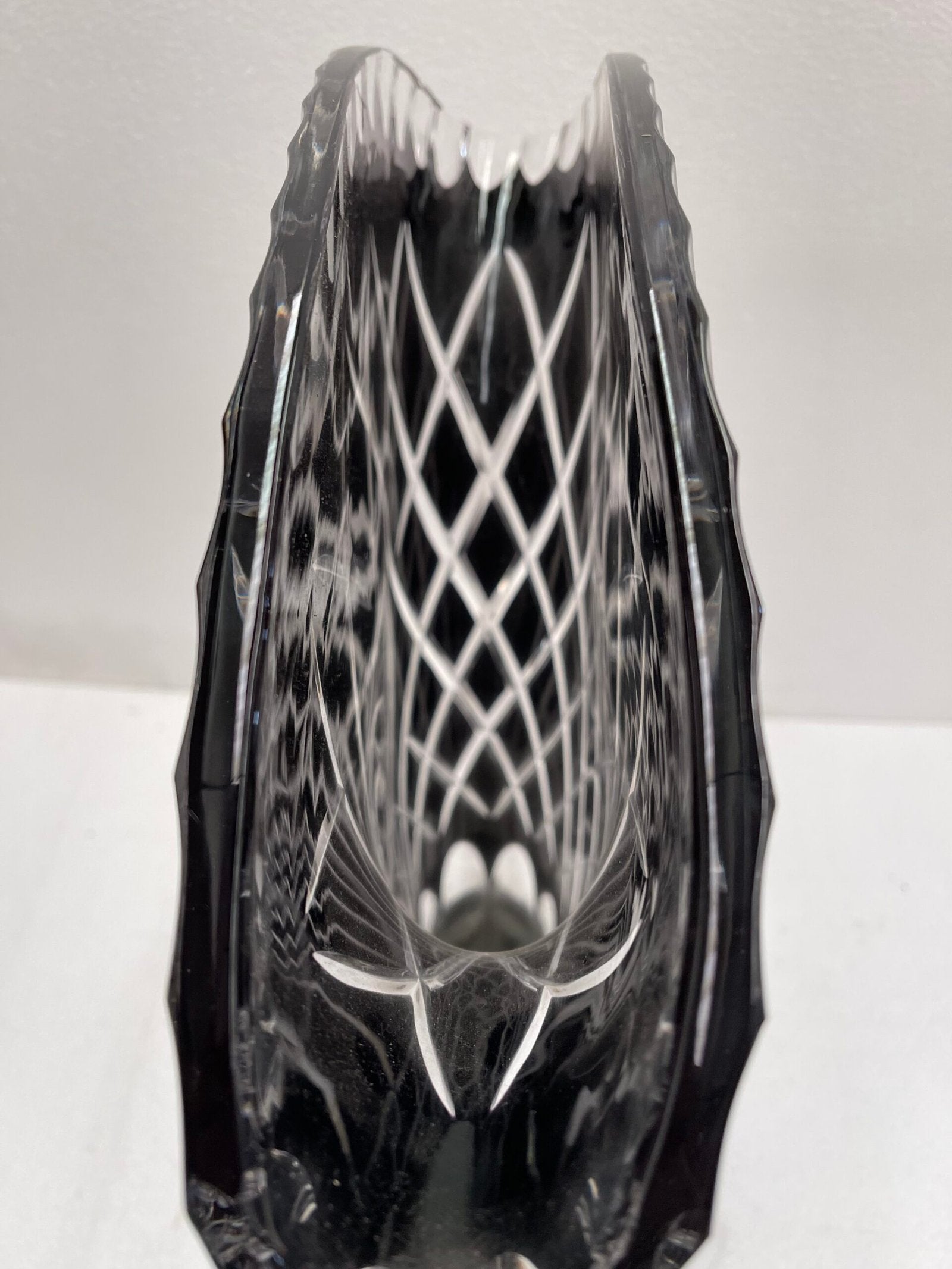 Vaso a ventaglio in cristallo nero inciso “Versailles” – Base barocca in stile argento