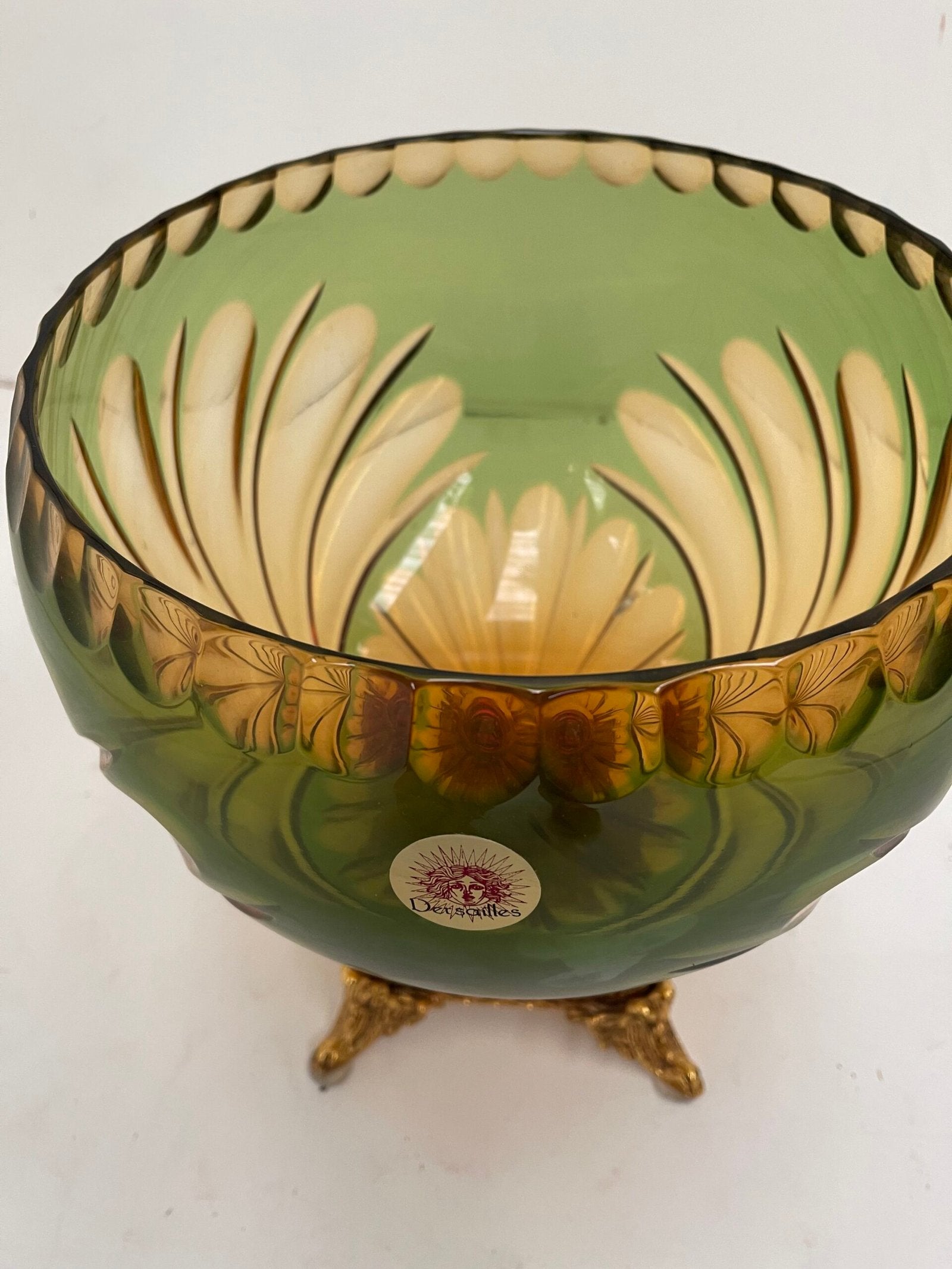 Vaso in vetro verde con base decorata