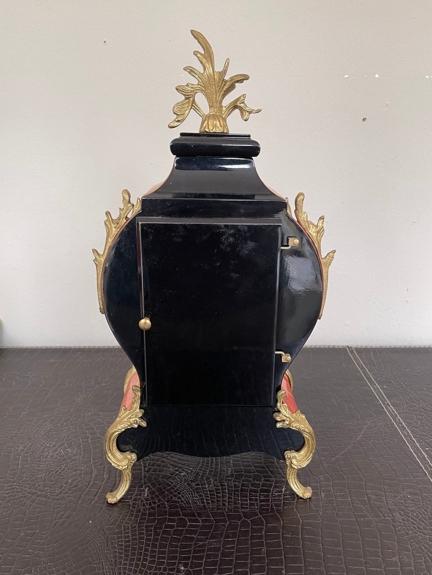 Orologio da tavolo con Pendolo e Decorazioni Dorate - Stile Classico e Raffinato