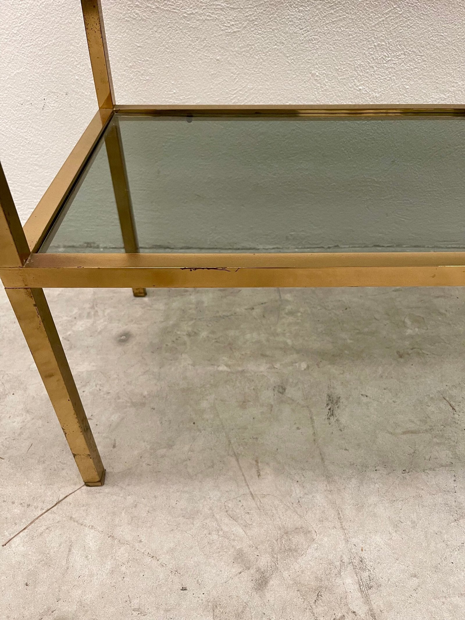 Tavolino moderno in vetro fumé e metallo dorato