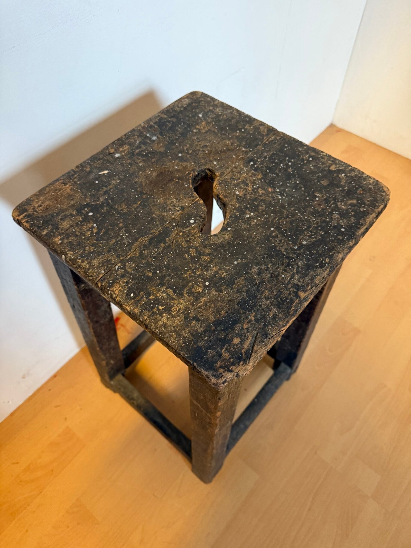 Sgabello Contadino Primitivo in Legno Massiccio Patinato