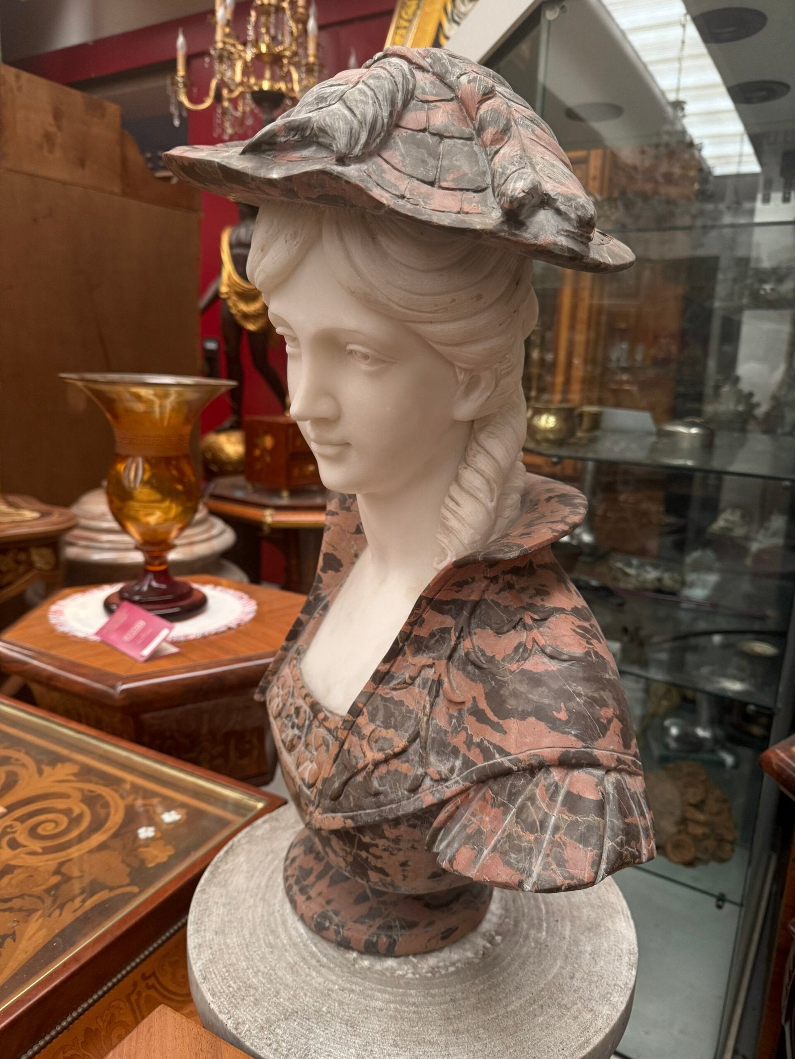Busto Policromo in Marmo – Donna con Cappello Decorato