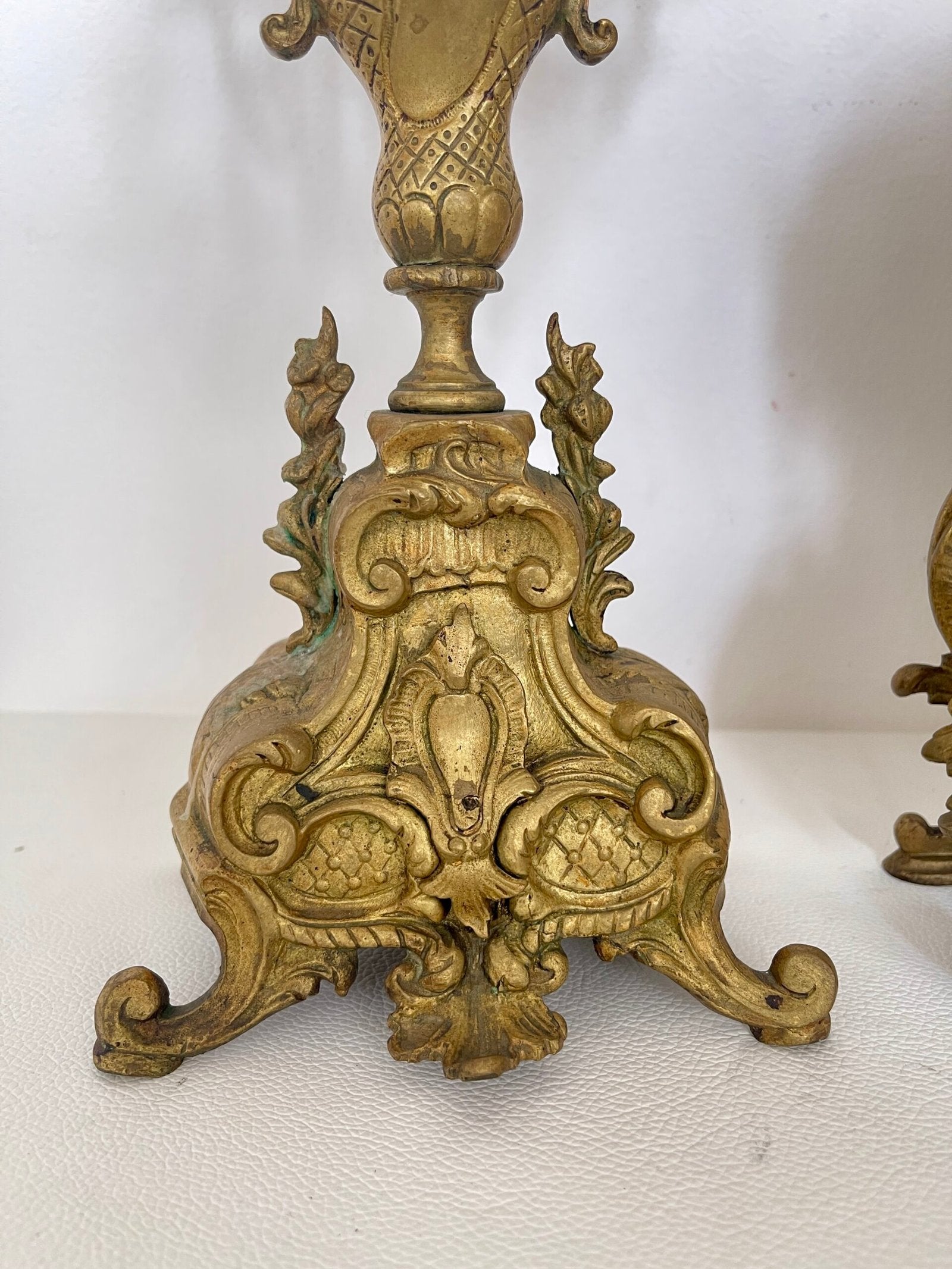 Set Antico in Bronzo Dorato - orologio e Coppia di Candelabri Stile Barocco