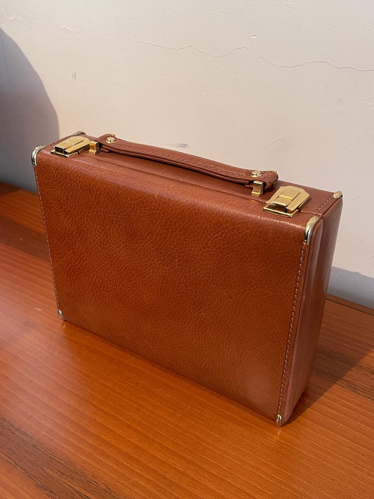 Valigetta Vintage in Pelle Marrone con Dettagli in Ottone