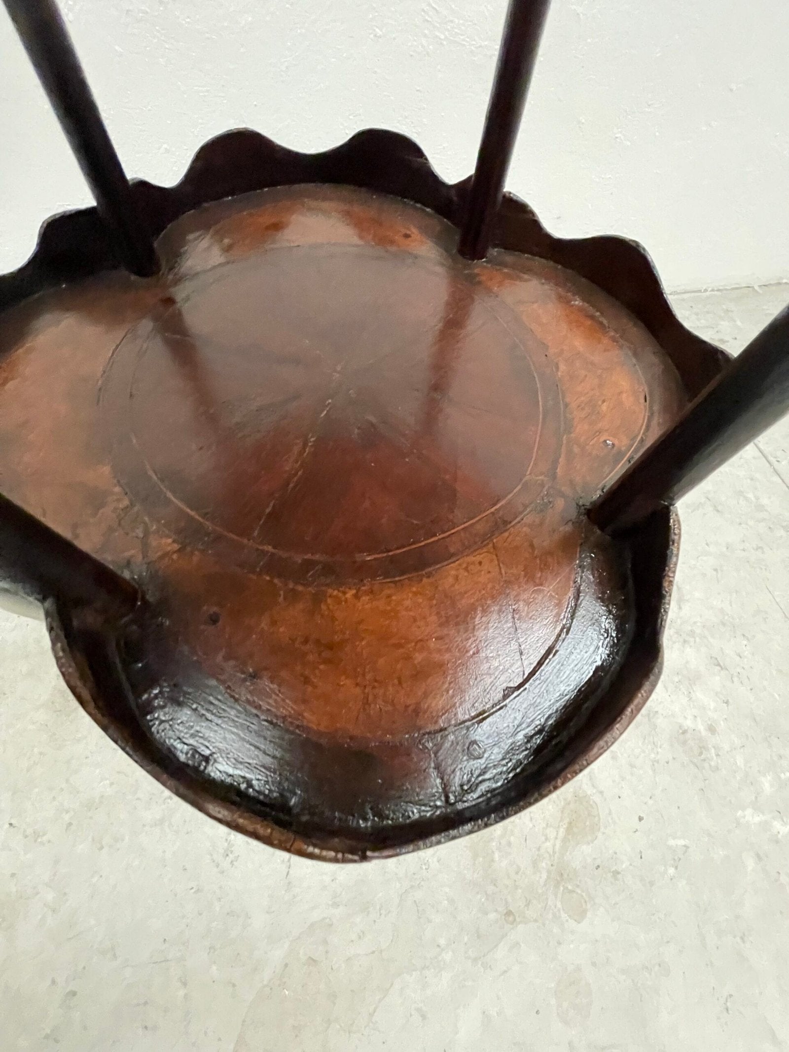 Tavolino Étagère Antico a Tre Ripiani in Legno Intagliato