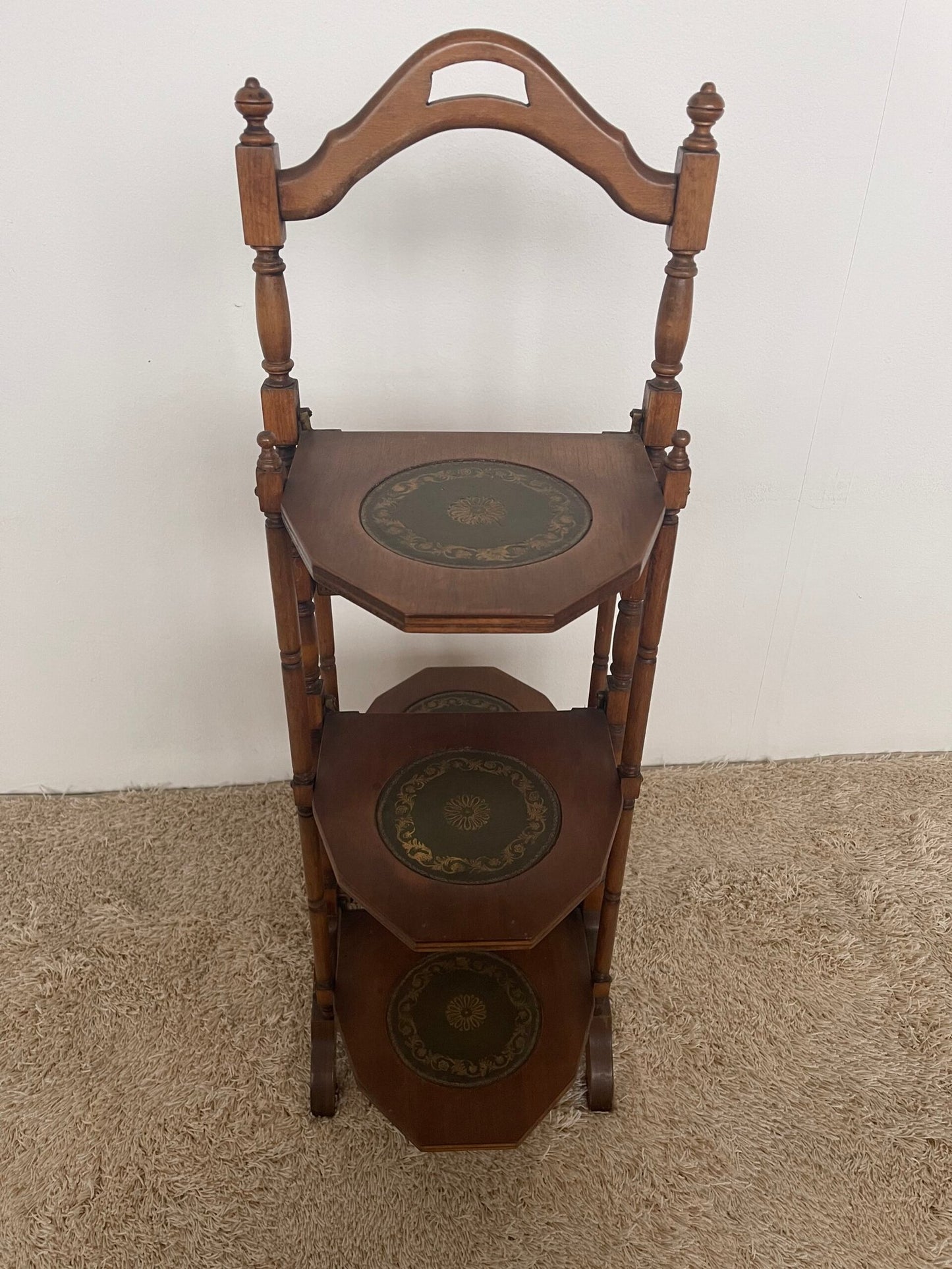 Scaffale Espositore a Tre Piani in Legno con Inserti Decorati