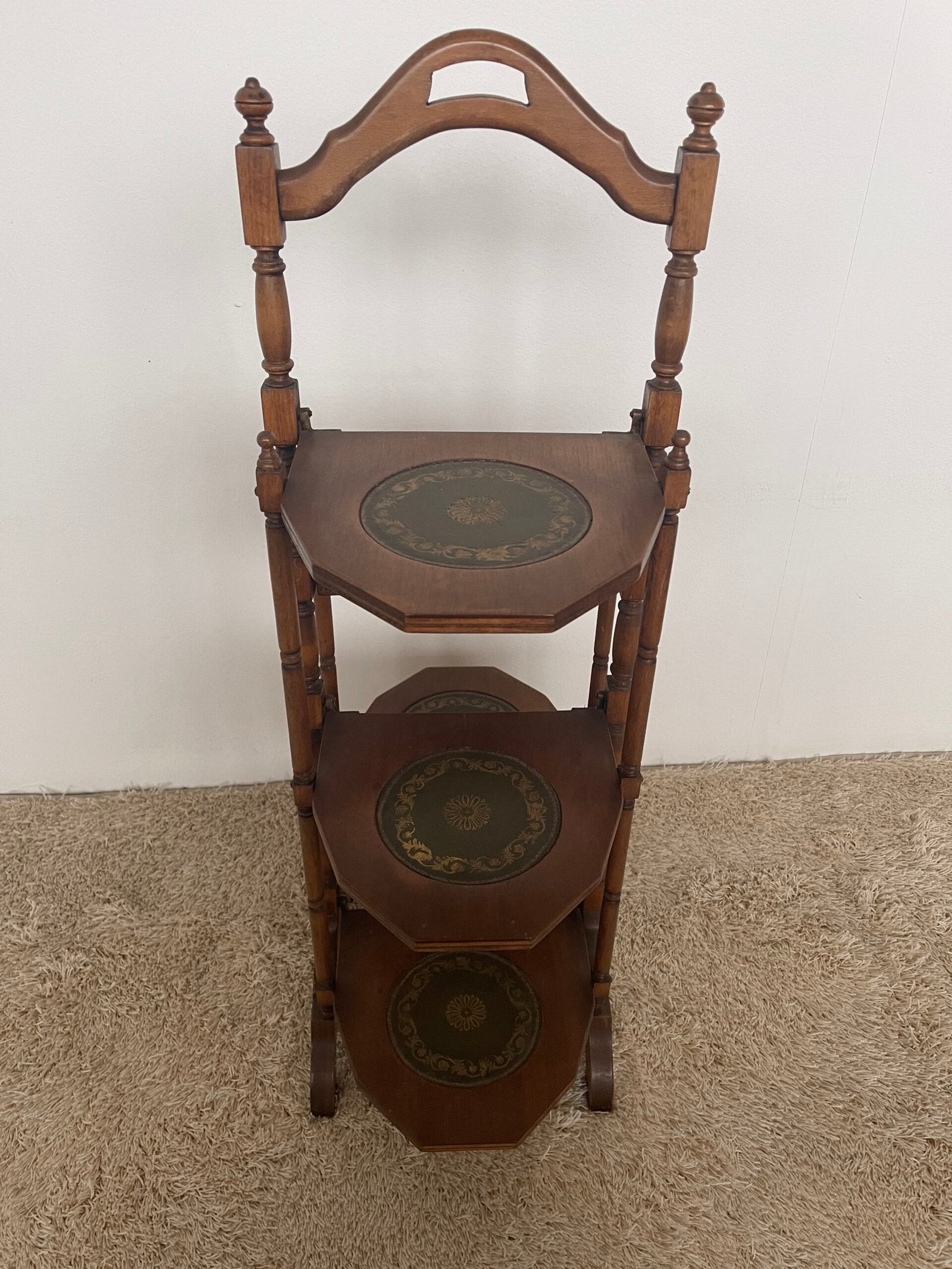 Scaffale Espositore a Tre Piani in Legno con Inserti Decorati