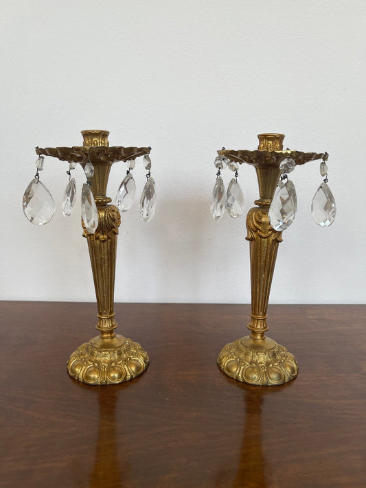 Elegante coppia di candelabri vintage in stile baronese, arricchiti da splendidi cristalli che riflettono la luce in modo magico e incantevole.
