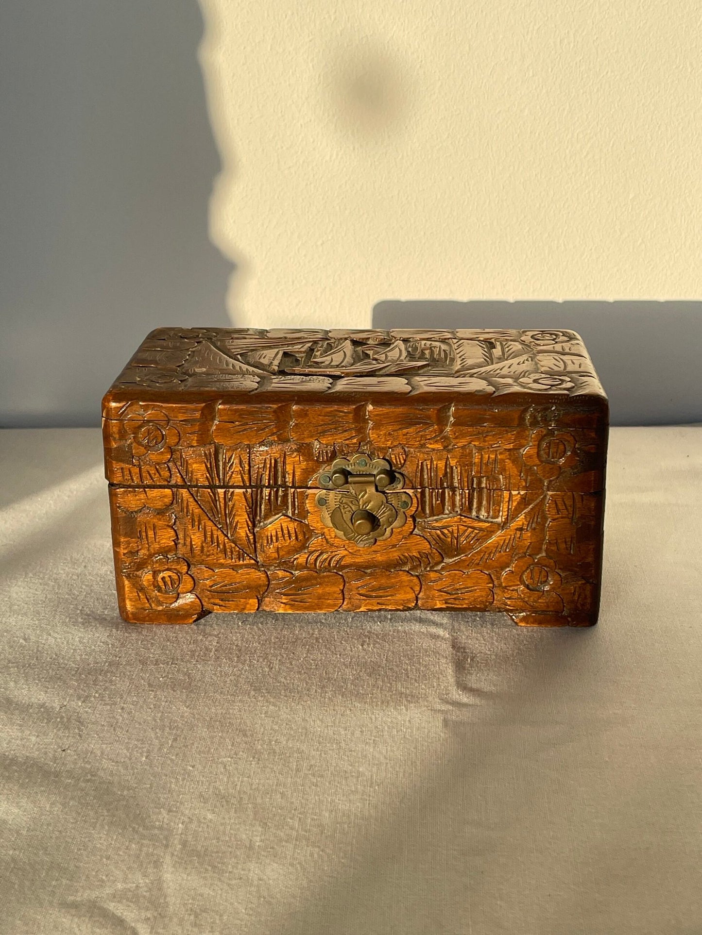 Scatola Portagioie in Legno Intagliato – Motivo Orientale