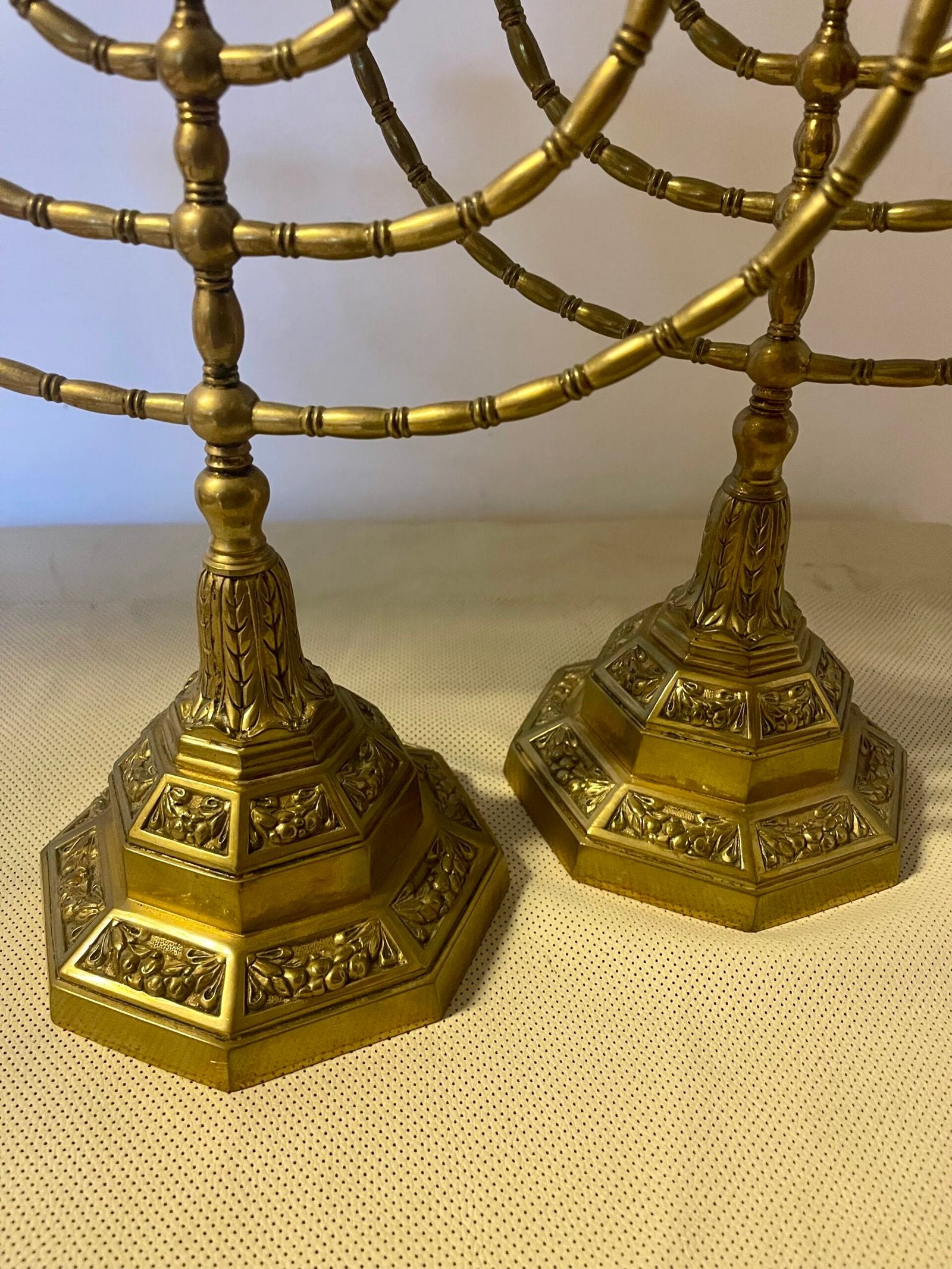 Coppia di candelabri a sette braccia in ottone