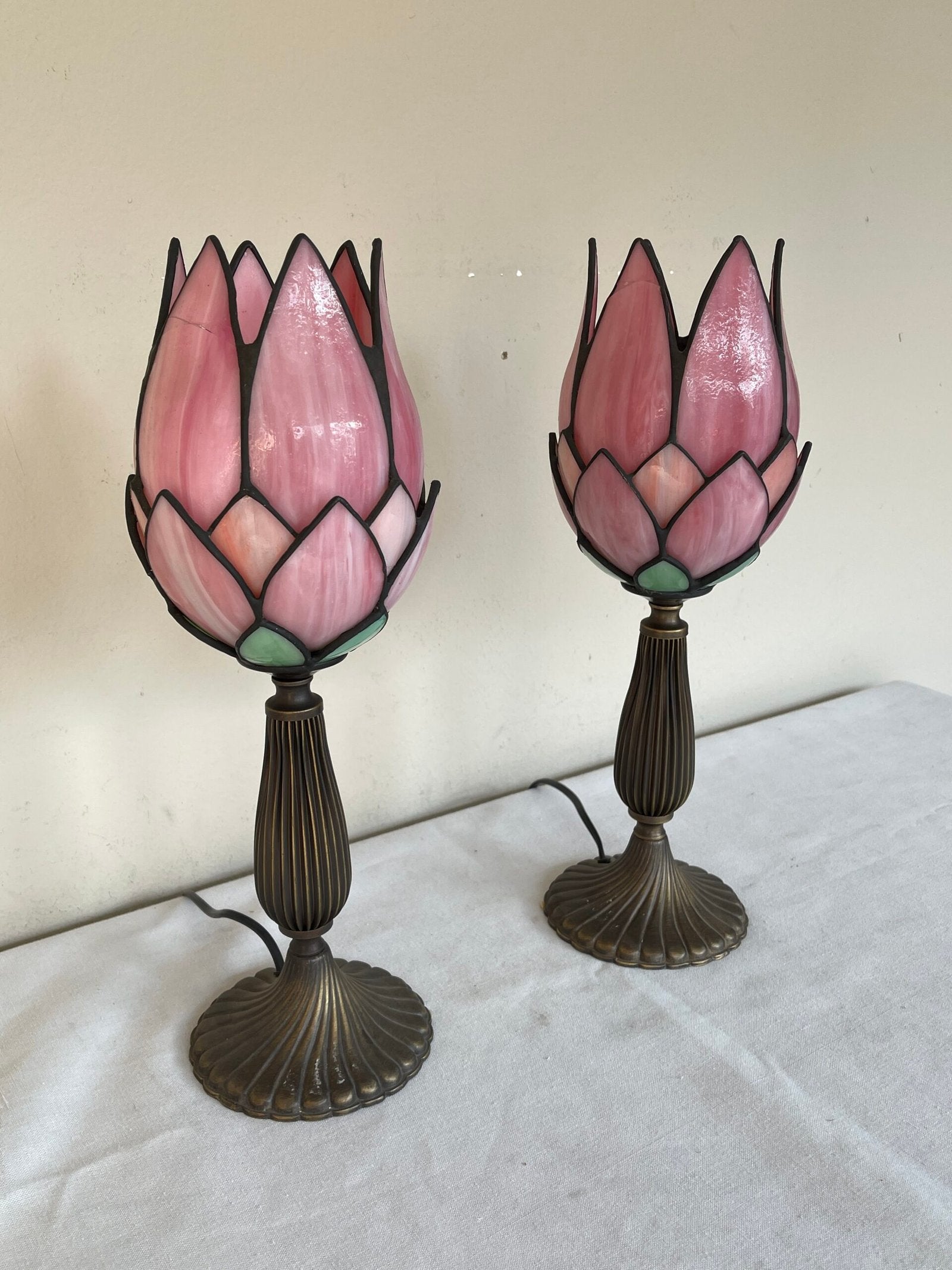 Coppia di lampade stile Tiffany - Vetro colorato a forma di fiore di loto