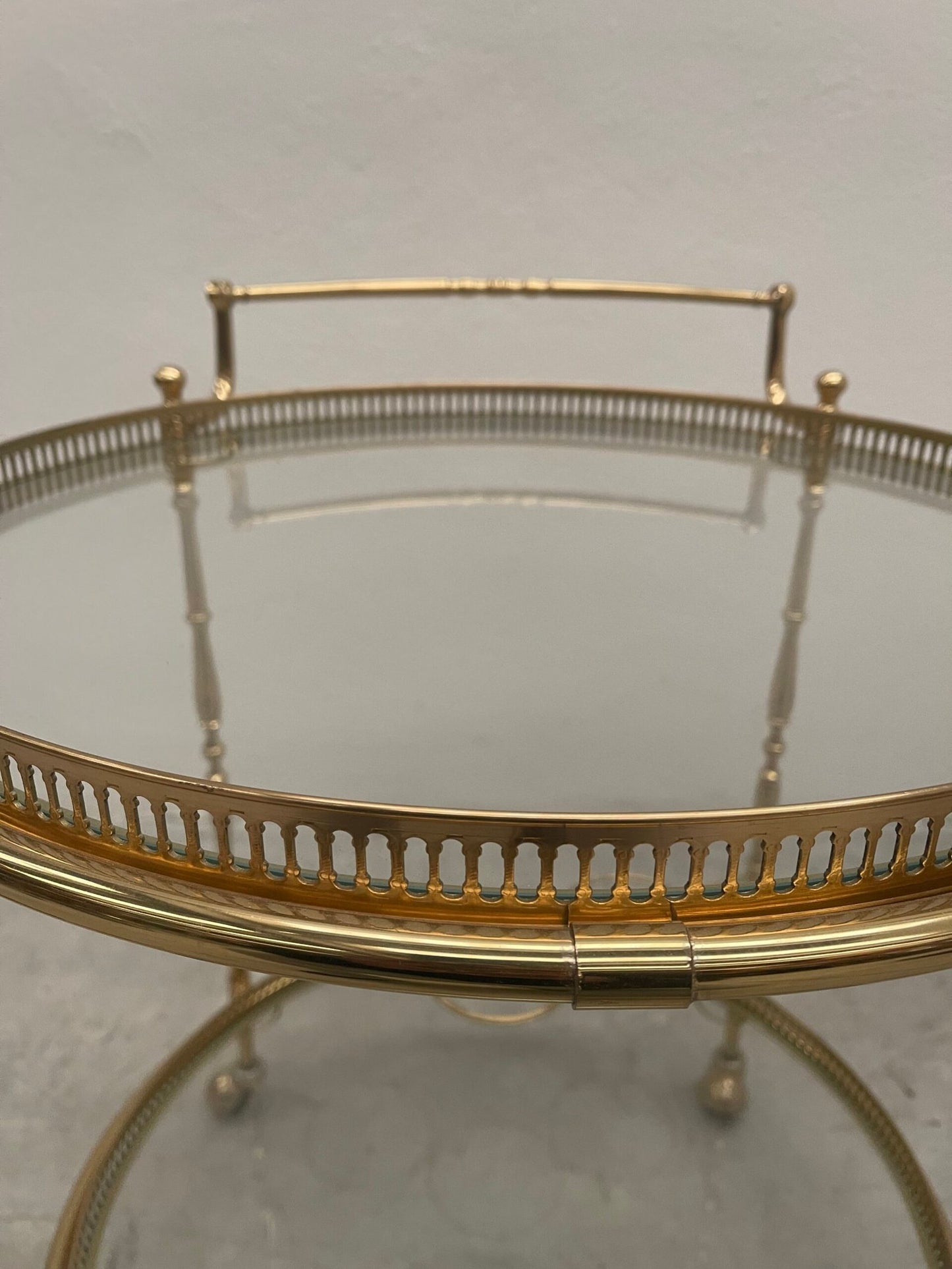 Carrello da bar rotondo in ottone di lusso italiano degli anni '70