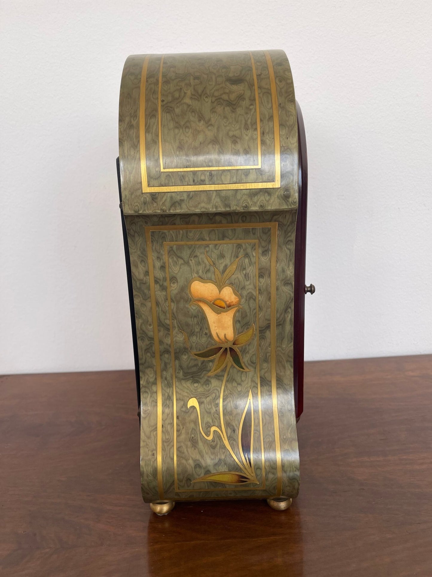 Elegante orologio a pendolo in stile antico è un pezzo unico che unisce l'estetica e la funzionalità.