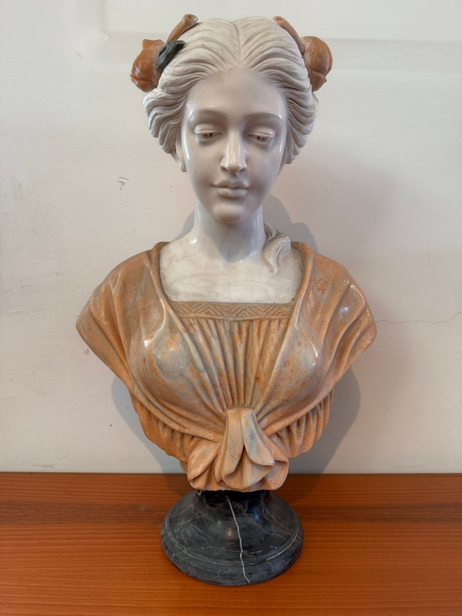 Busto Policromo in Marmo – Giovane Donna in Abito Classico