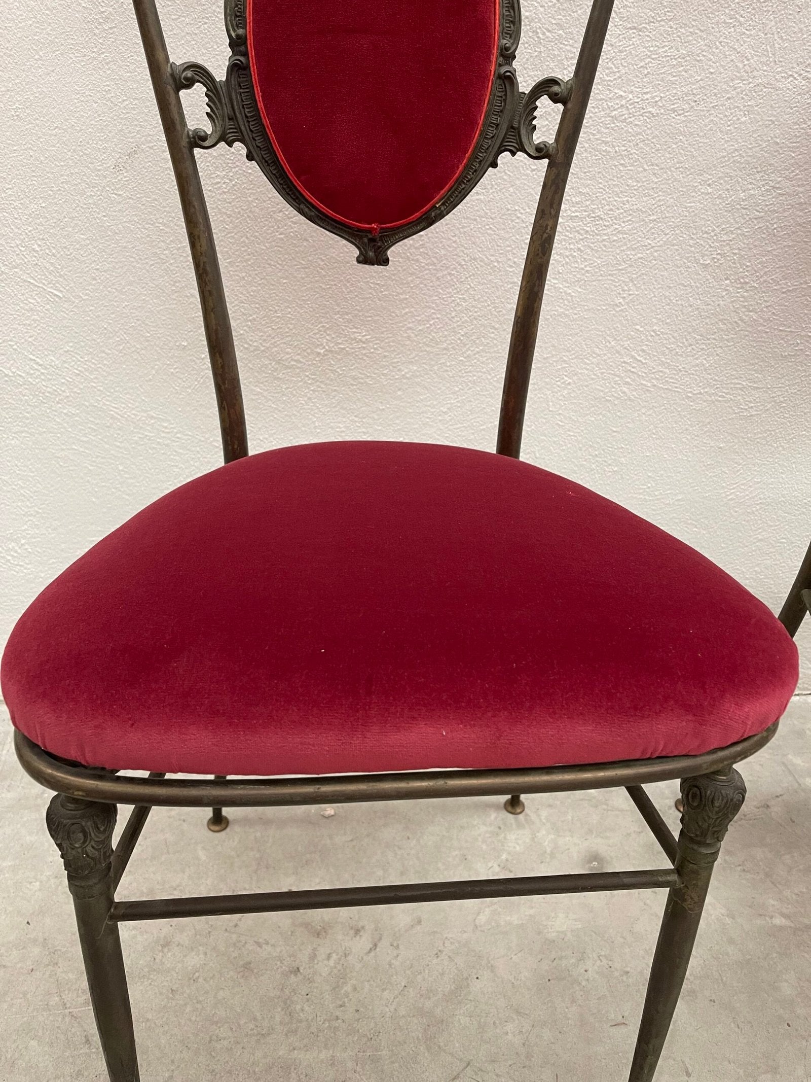Coppia di sedie in ferro con seduta e schienale in velluto rosso