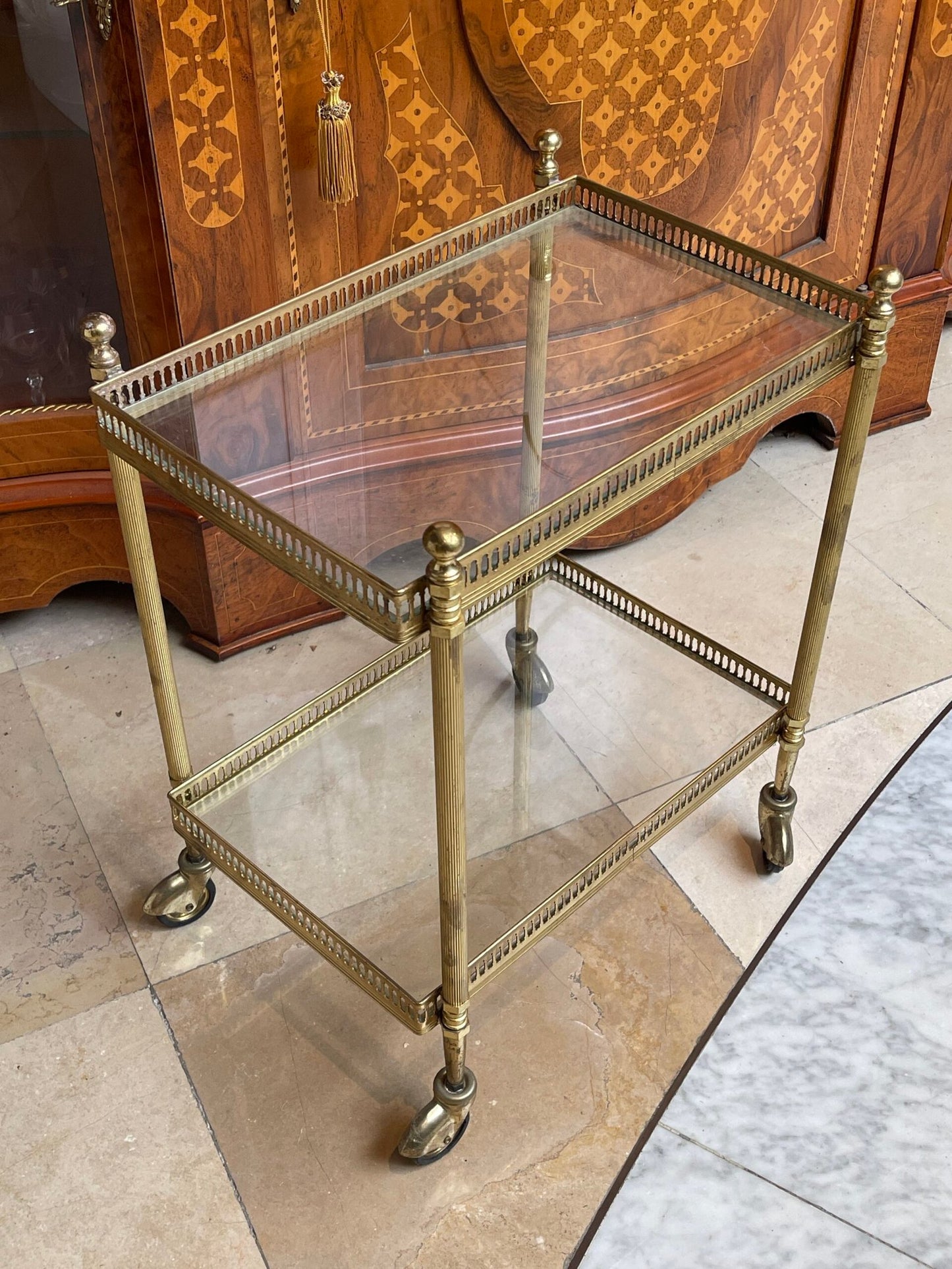 Carrello da bar in ottone dorato di design elegante italiano in struttura in ottone, finemente lavorata, anni 90