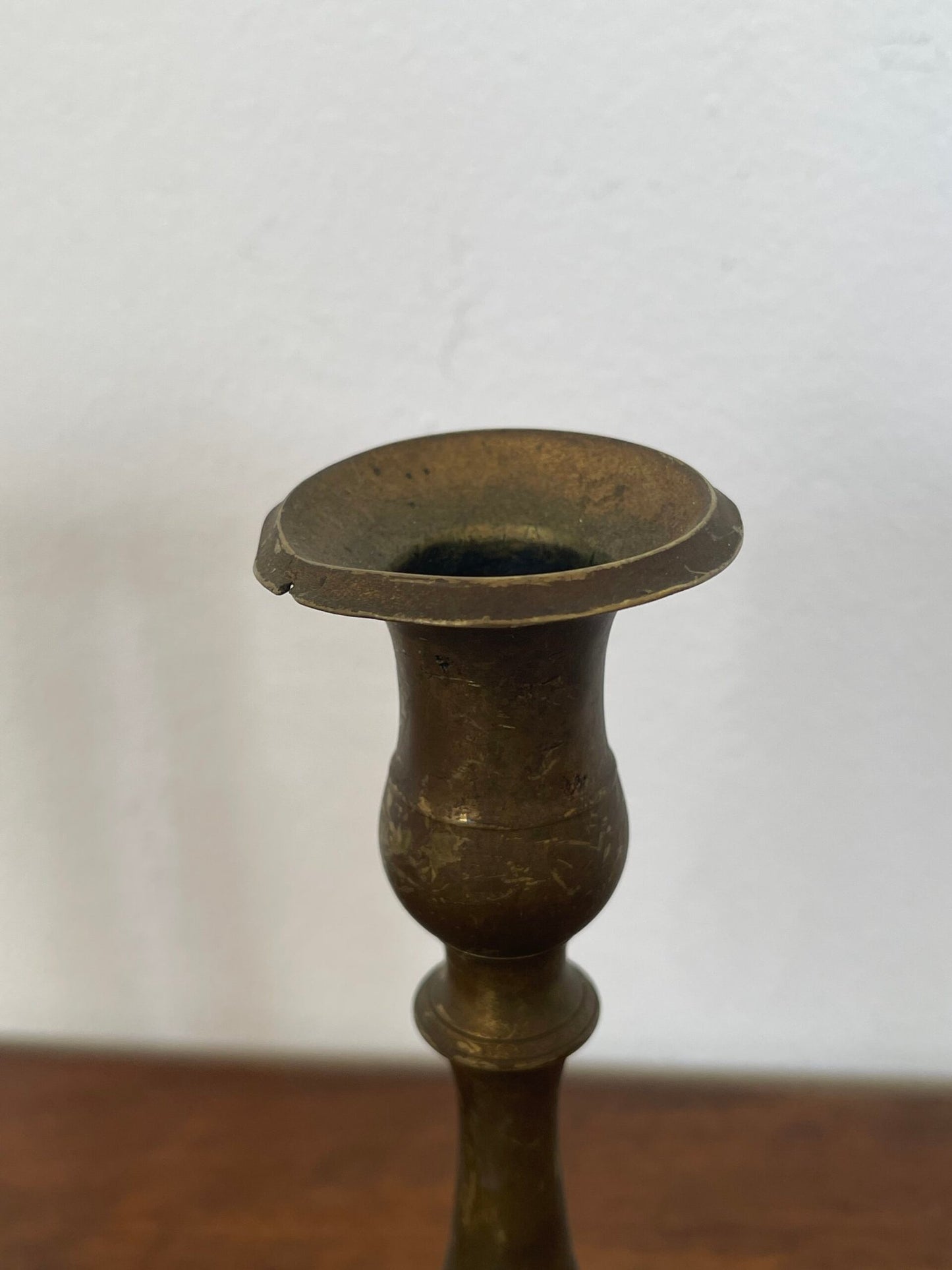 Elegante coppia di candelabri in ottone, dallo stile classico e raffinato.