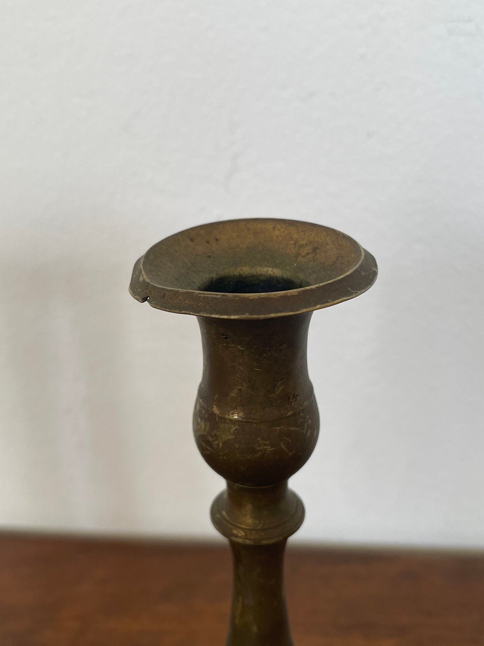 Elegante coppia di candelabri in ottone, dallo stile classico e raffinato.