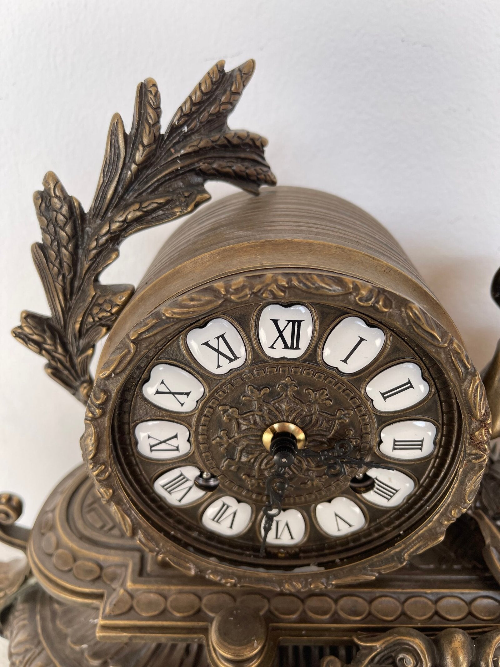 Orologio da Tavolo Decorativo in Bronzo – Stile Barocco con Putto