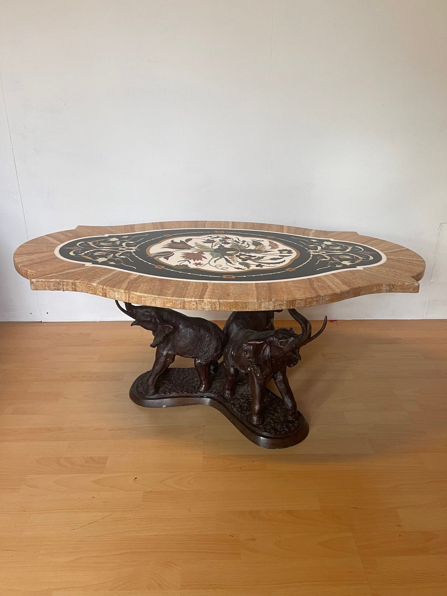 Tavolo esotico con base scolpita e piano in marmo intarsiato