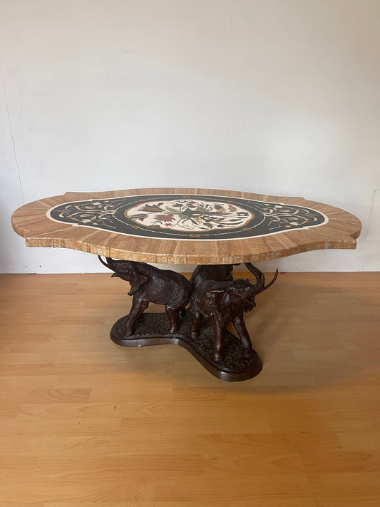Tavolo esotico con base scolpita e piano in marmo intarsiato