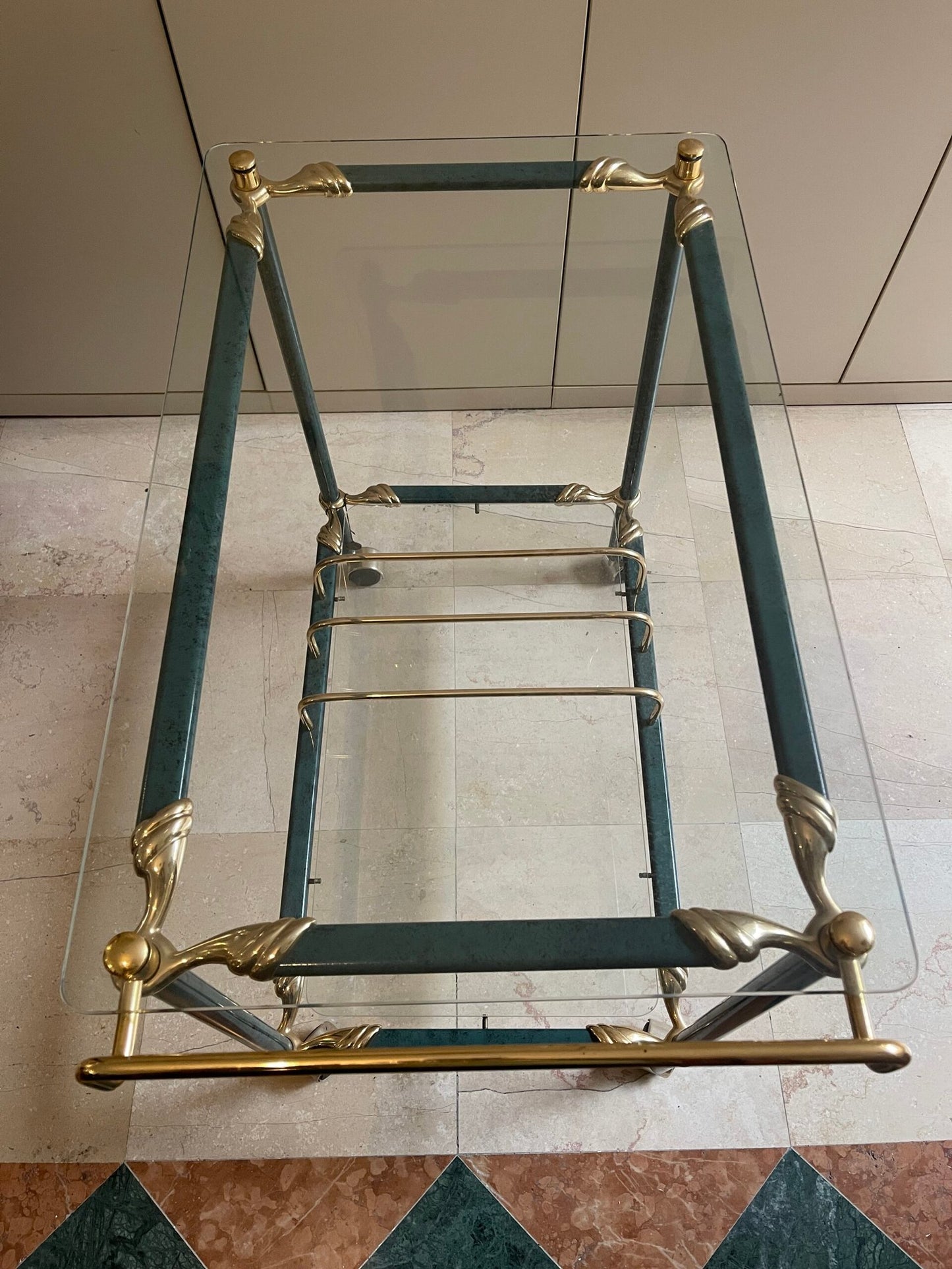 Elegante carrello da bar in stile retro unisce funzionalità e design sofisticato.