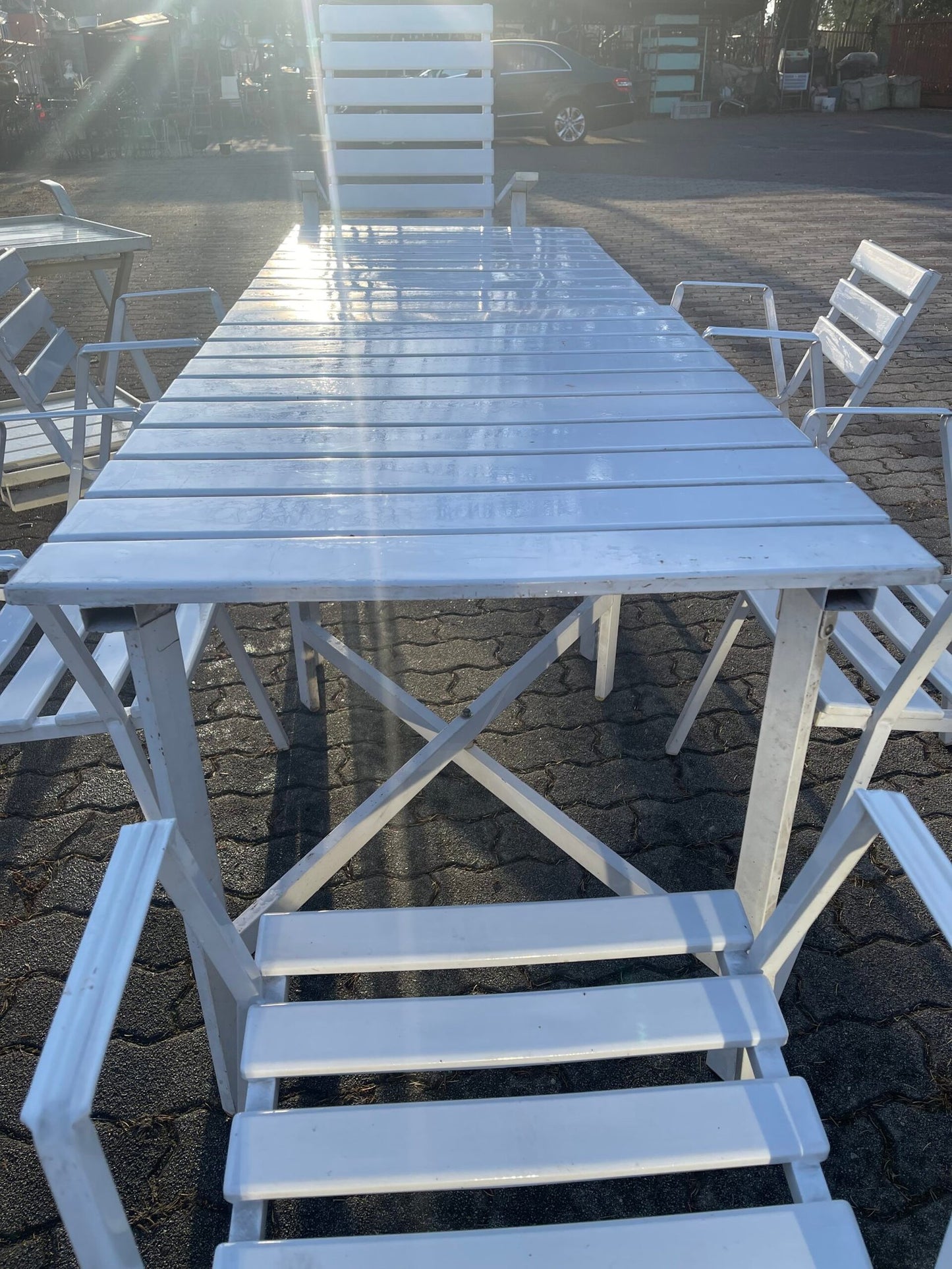 Set da esterno in metallo bianco – Tavolo, sedie, sdraio e carrello portavivande