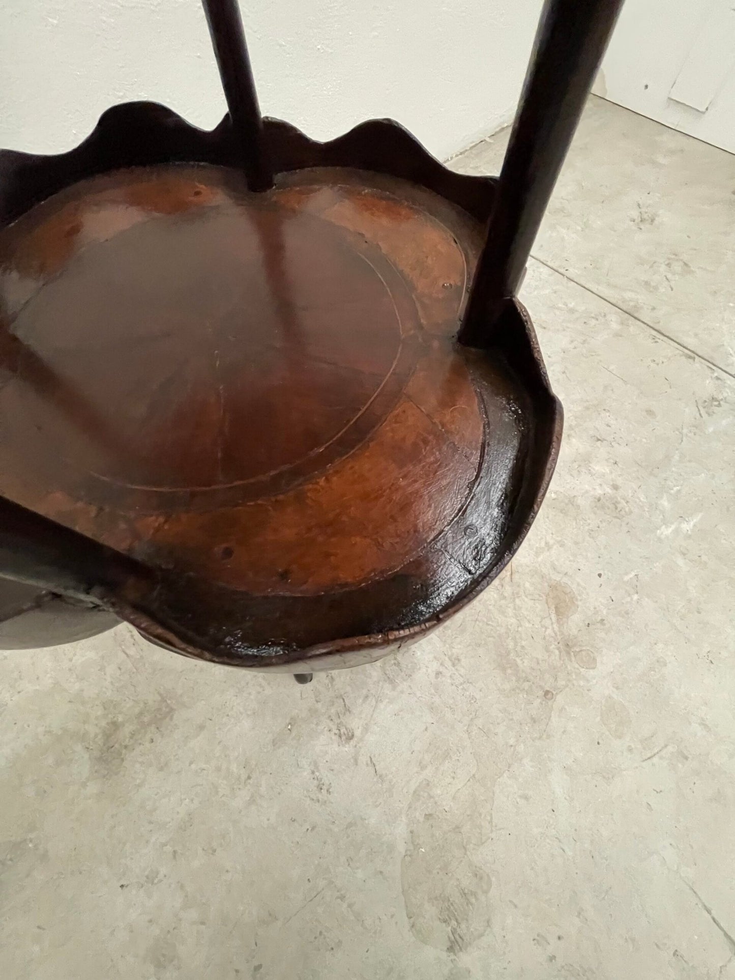 Raffinata Alzata a Tre Piani in Legno Massiccio