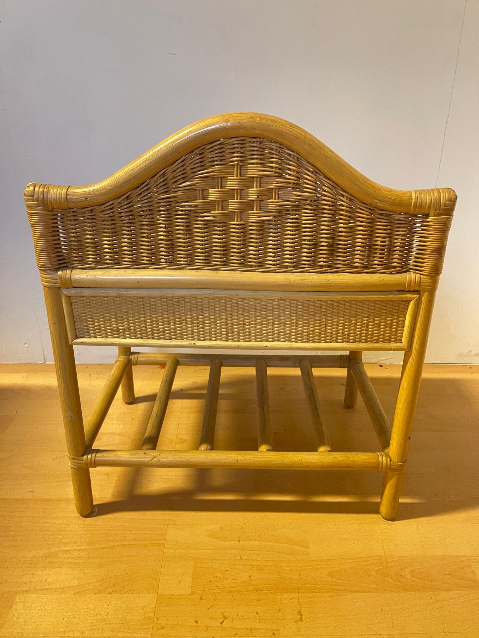 Comodino in bambù e rattan intrecciato