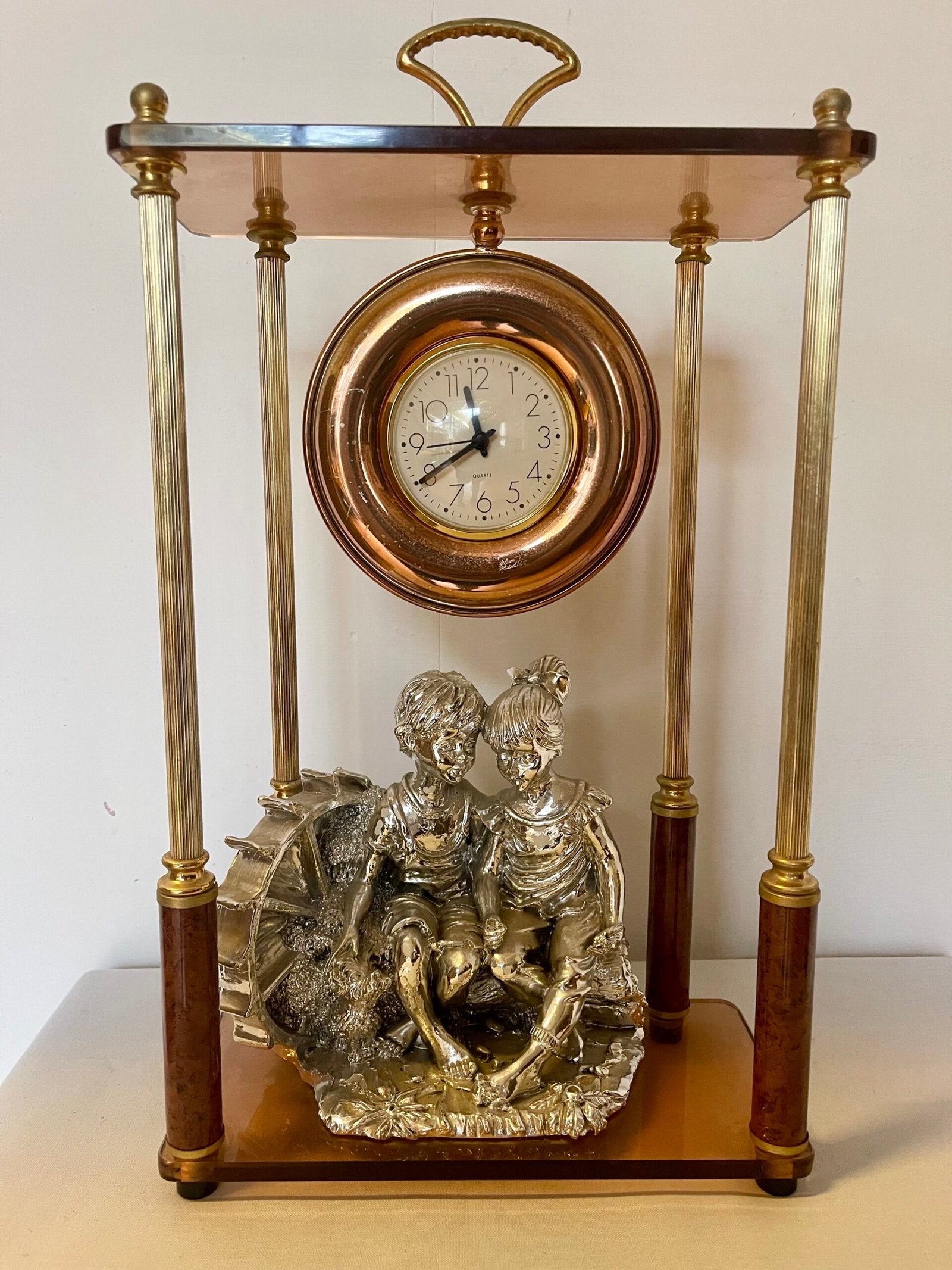 Orologio da tavolo con scena romantica in metallo