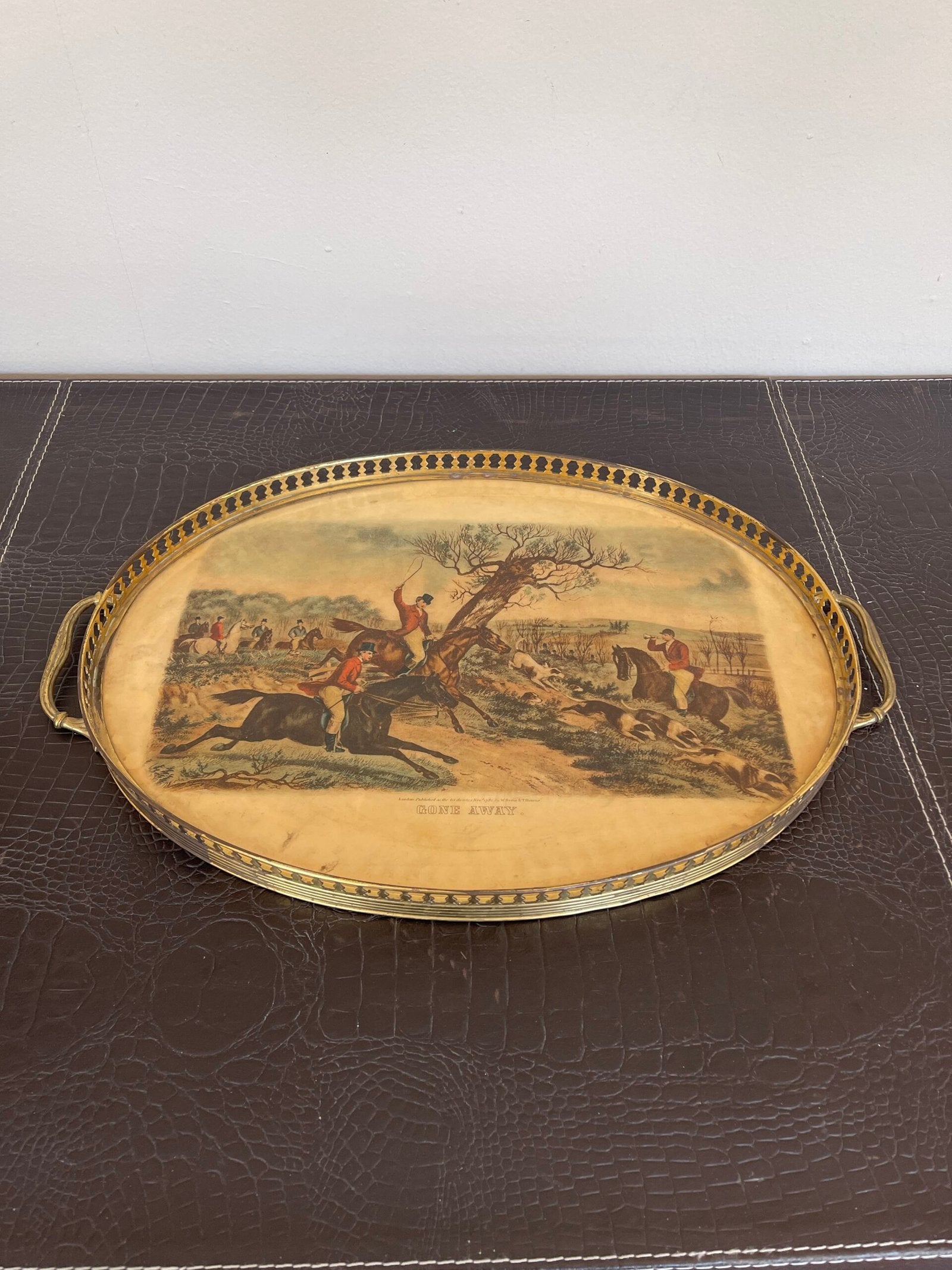 Vassoio ovale in metallo dorato è un pezzo unico che cattura l’essenza della tradizione e del fascino vintage.