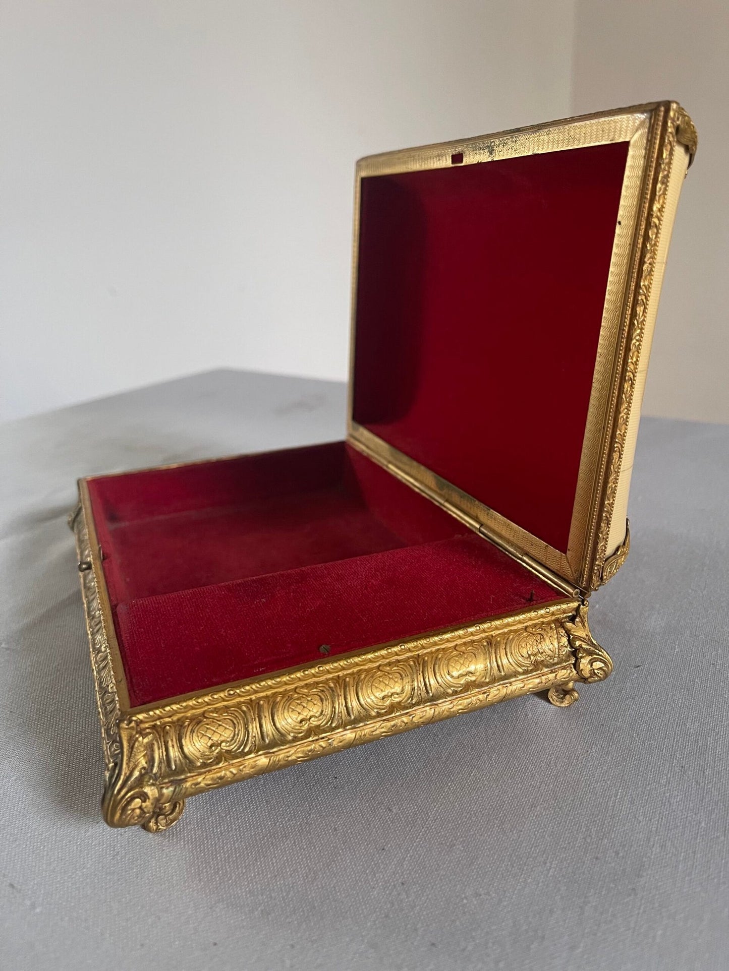 Scatola da Gioielli/Preziosi in Osso e Bronzo Dorato con Miniatura