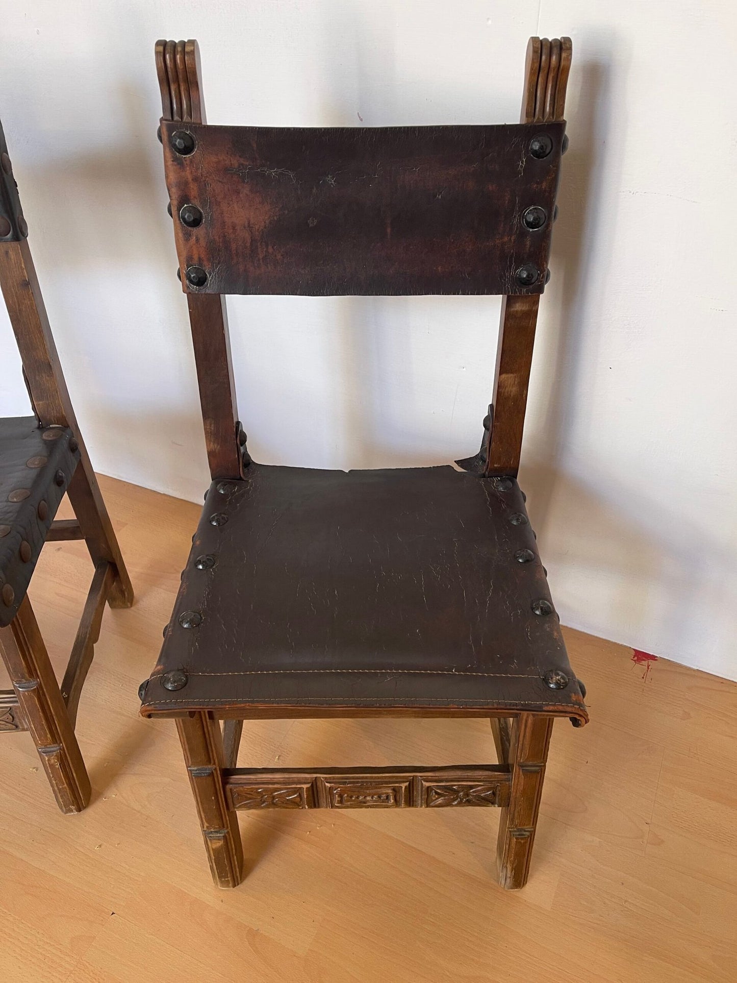 Coppia di sedie in legno e cuoio con borchie – stile rustico