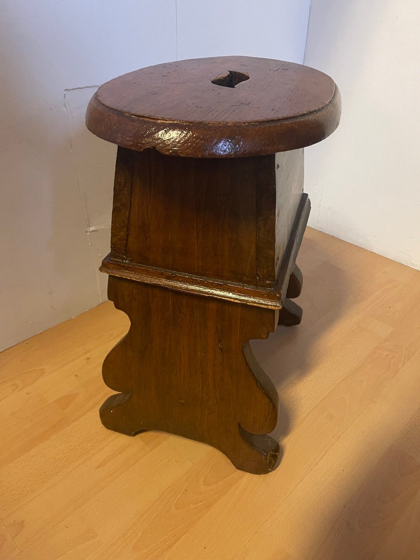 Sgabello rustico in legno massello