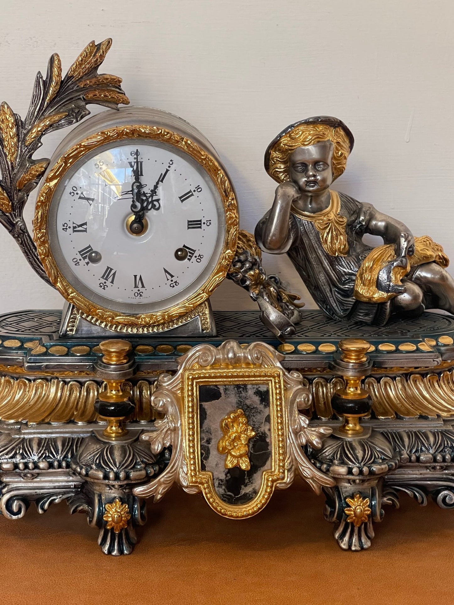 Orologio da Caminetto Francese d'Epoca con Figurina a Ormolu