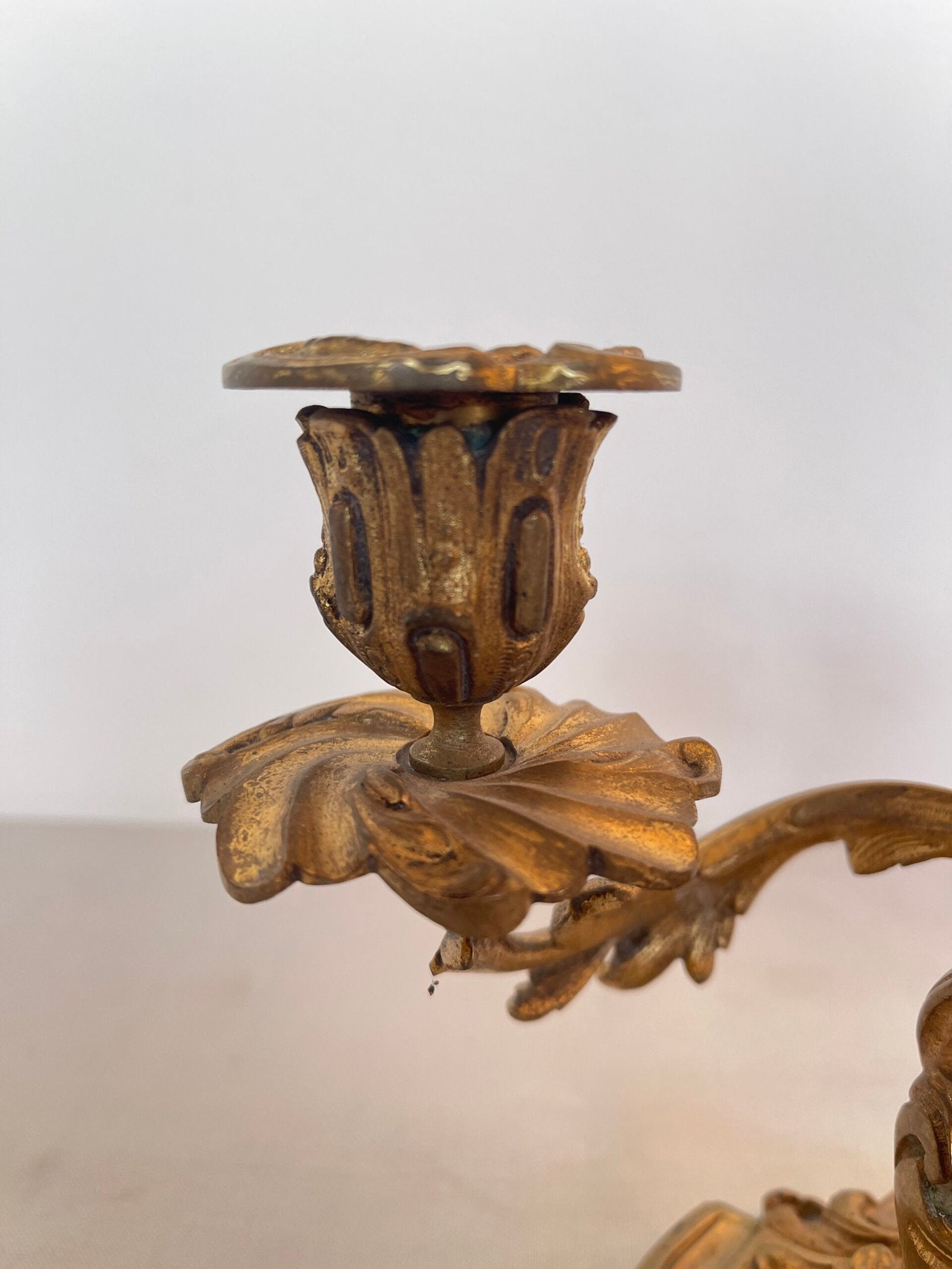 Coppia di candelabri in bronzo dorato - stile classico