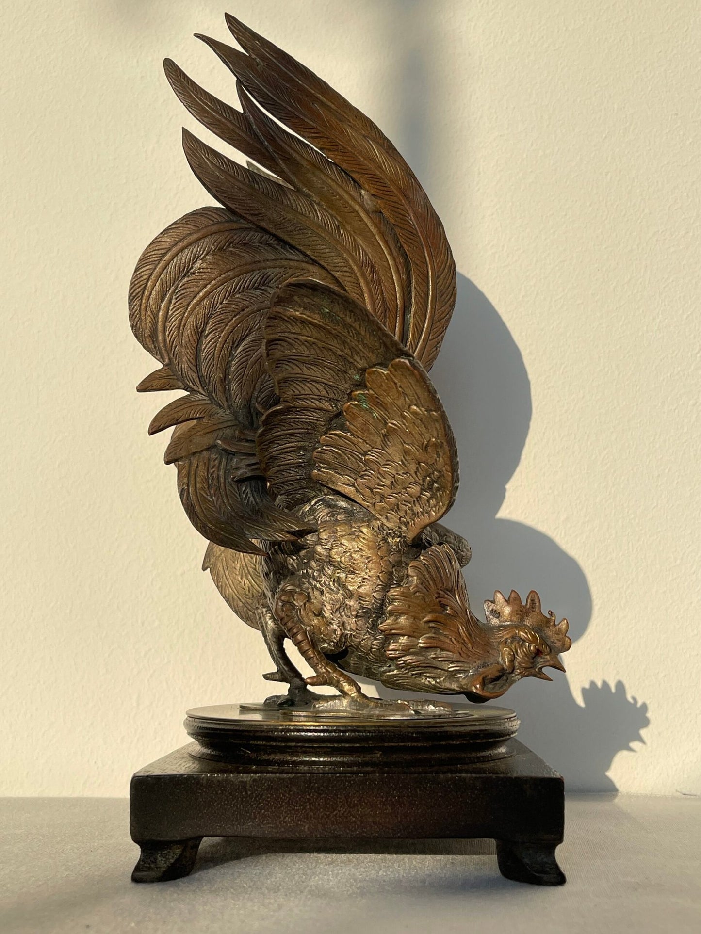Scultura in Bronzo di Gallo da Combattimento su Base in Legno