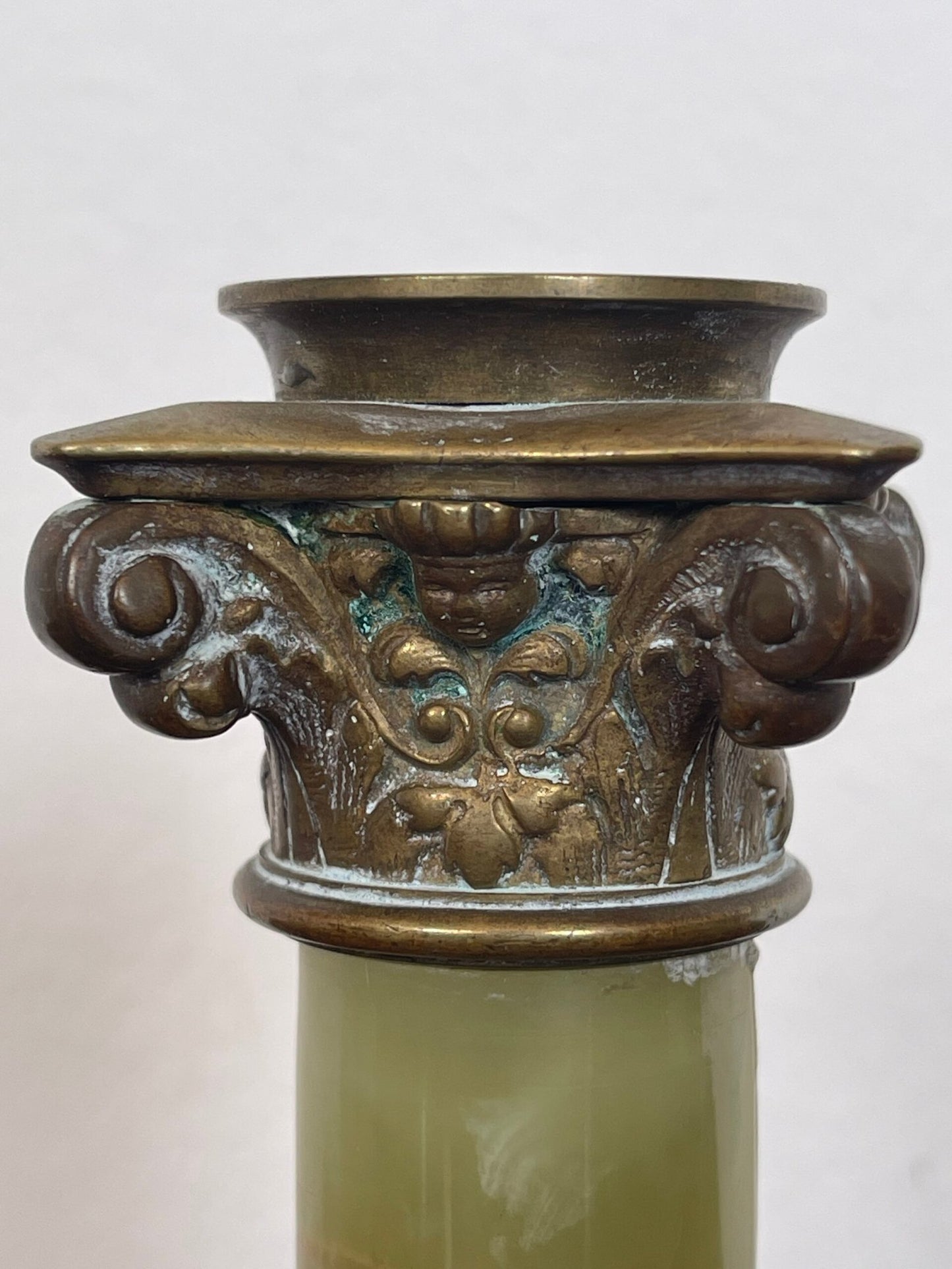 Elegante coppia di candelabri in stile neoclassico, con una base solida in bronzo dorato e colonne in marmo