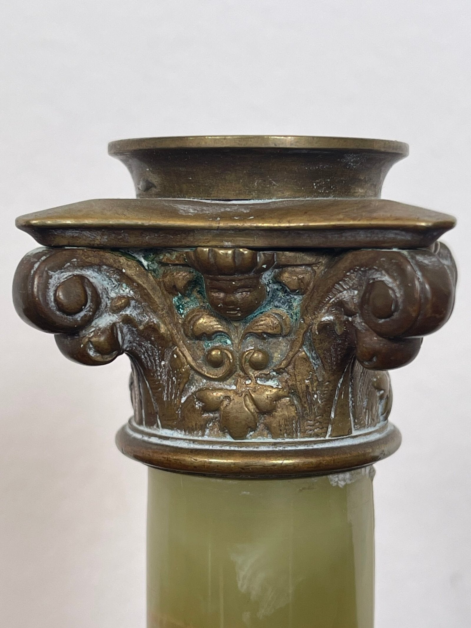 Elegante coppia di candelabri in stile neoclassico, con una base solida in bronzo dorato e colonne in marmo