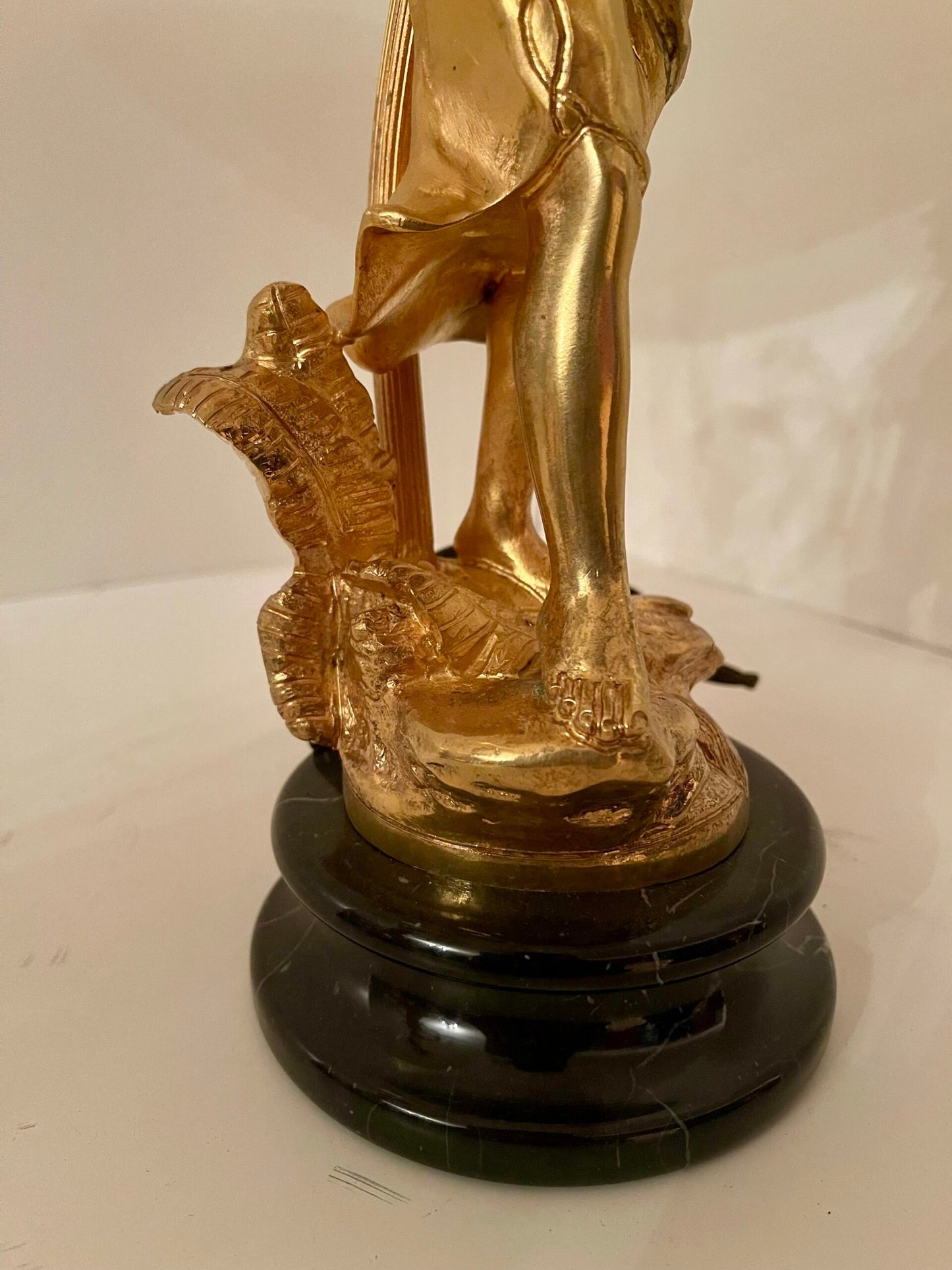 «Luce Neoclassica» - Coppia di lampade da tavolo con figure dorate