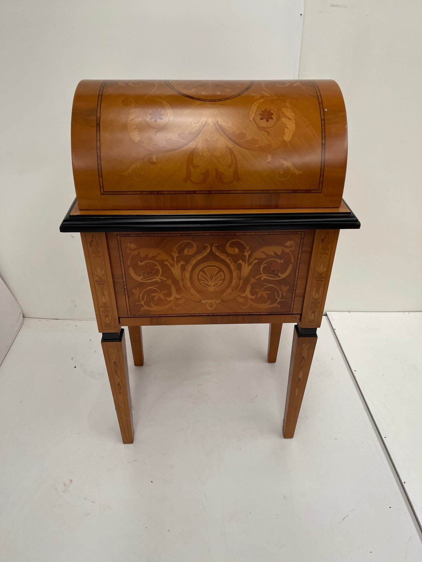 Raffinato Mobiletto con Serrandina e Intarsi in Legno