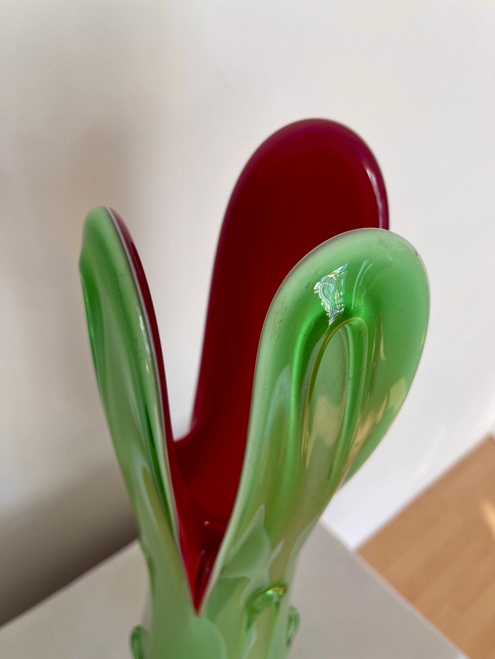 Vaso scultura in vetro artistico verde e rosso con base metallica